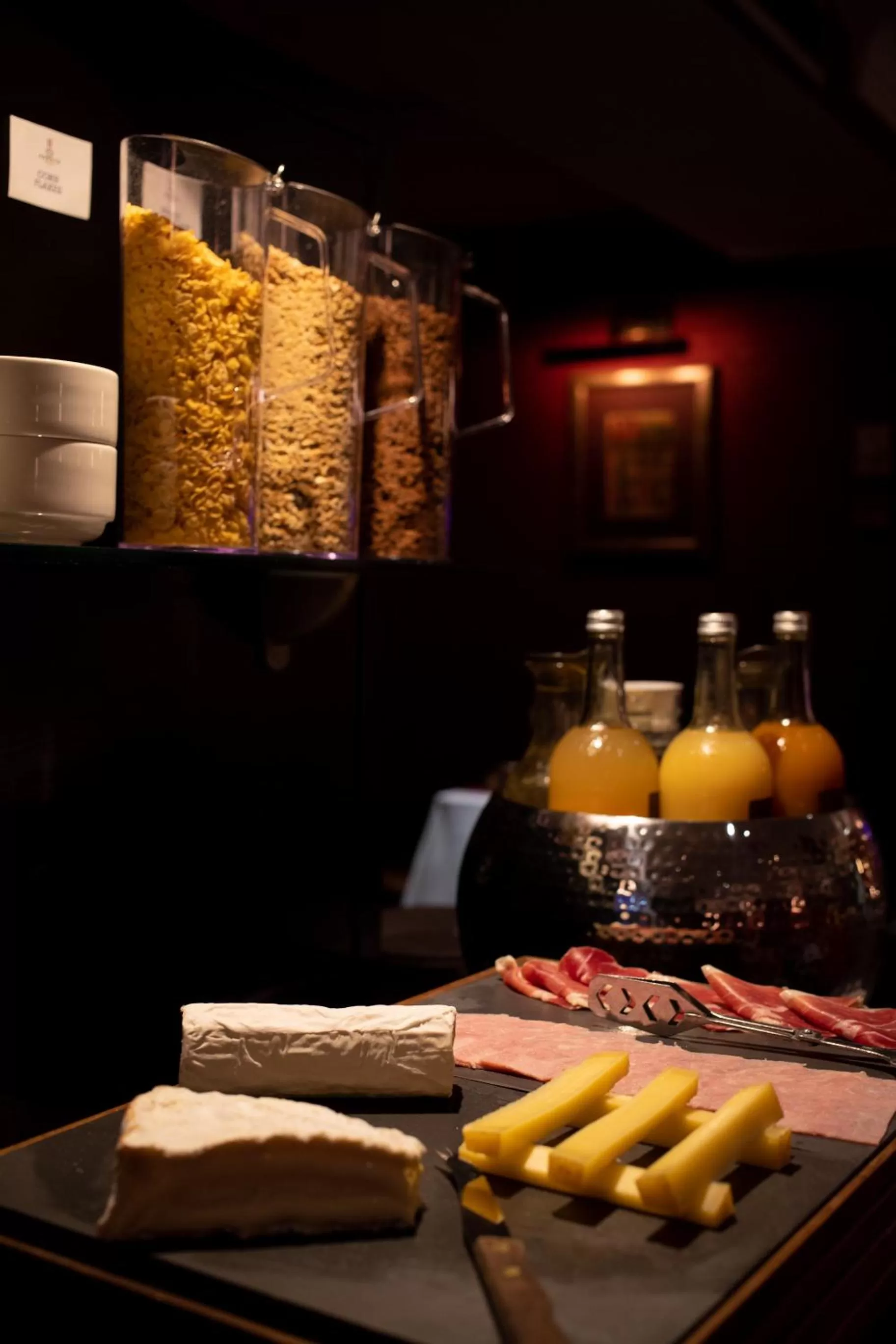 Continental breakfast in Villa Lutèce Port Royal