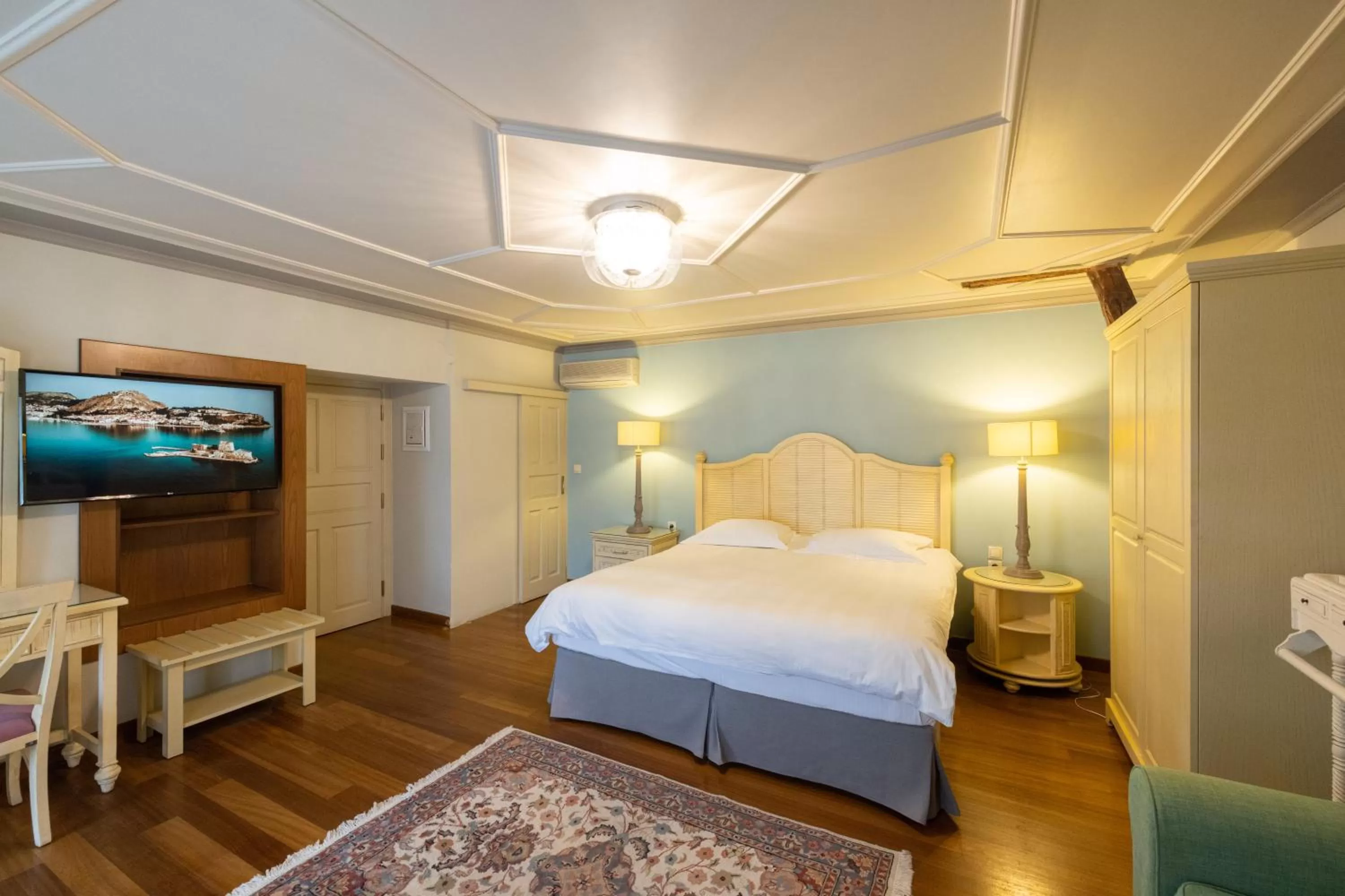 TV and multimedia, Bed in Kastello Hotel