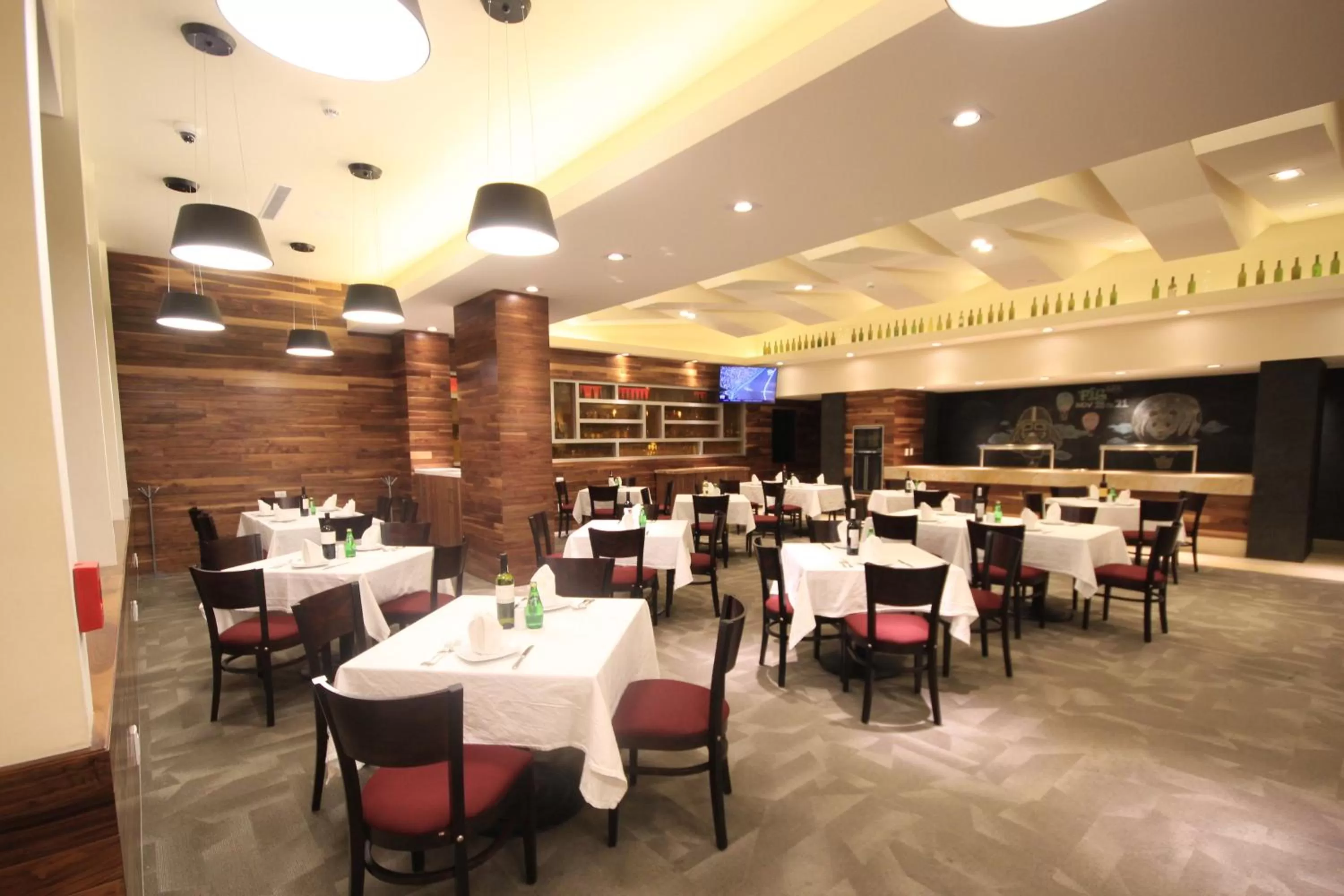 Restaurant/places to eat in Holiday Inn & Suites Plaza Mayor by IHG