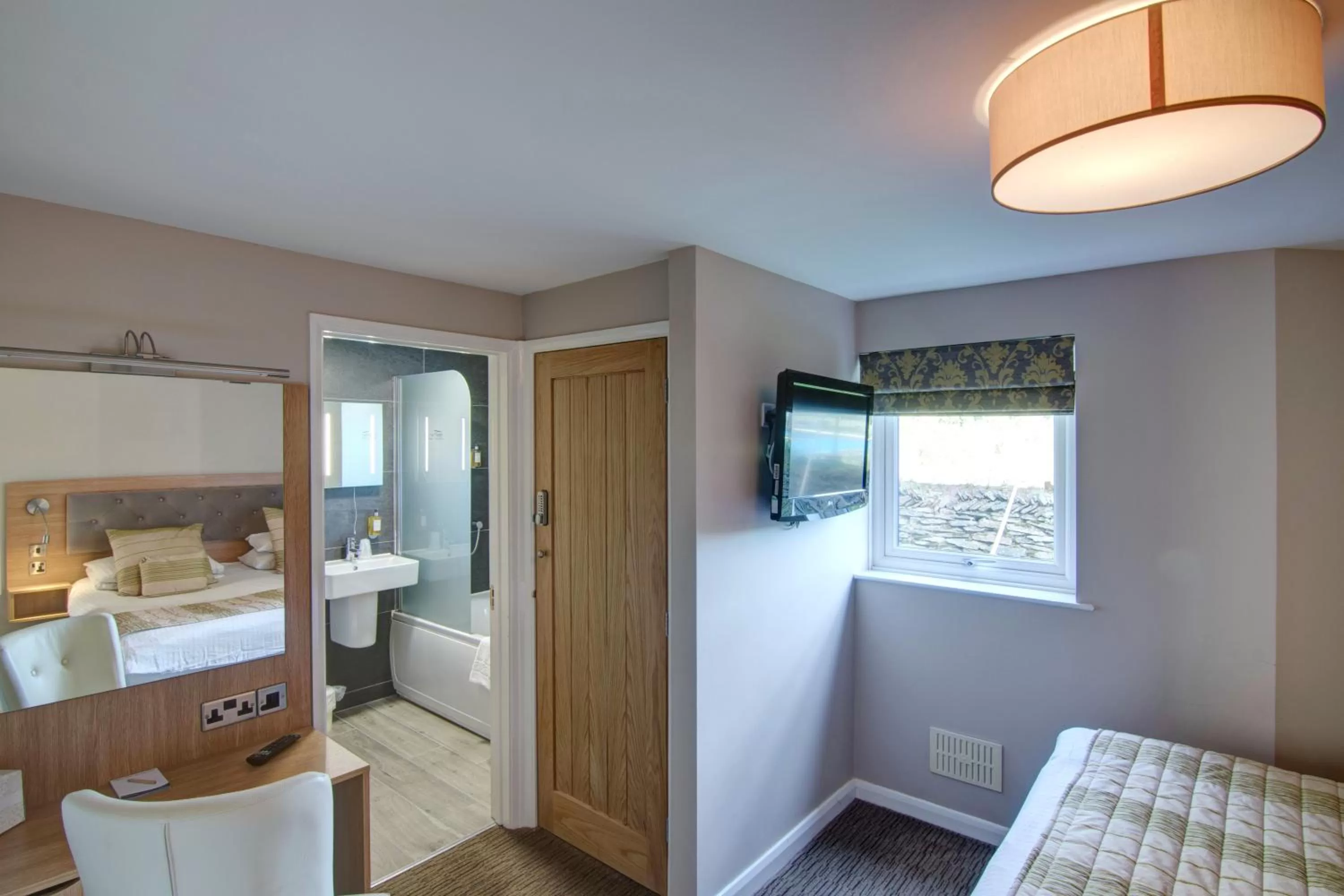 Bathroom, Bed in China Fleet Country Club