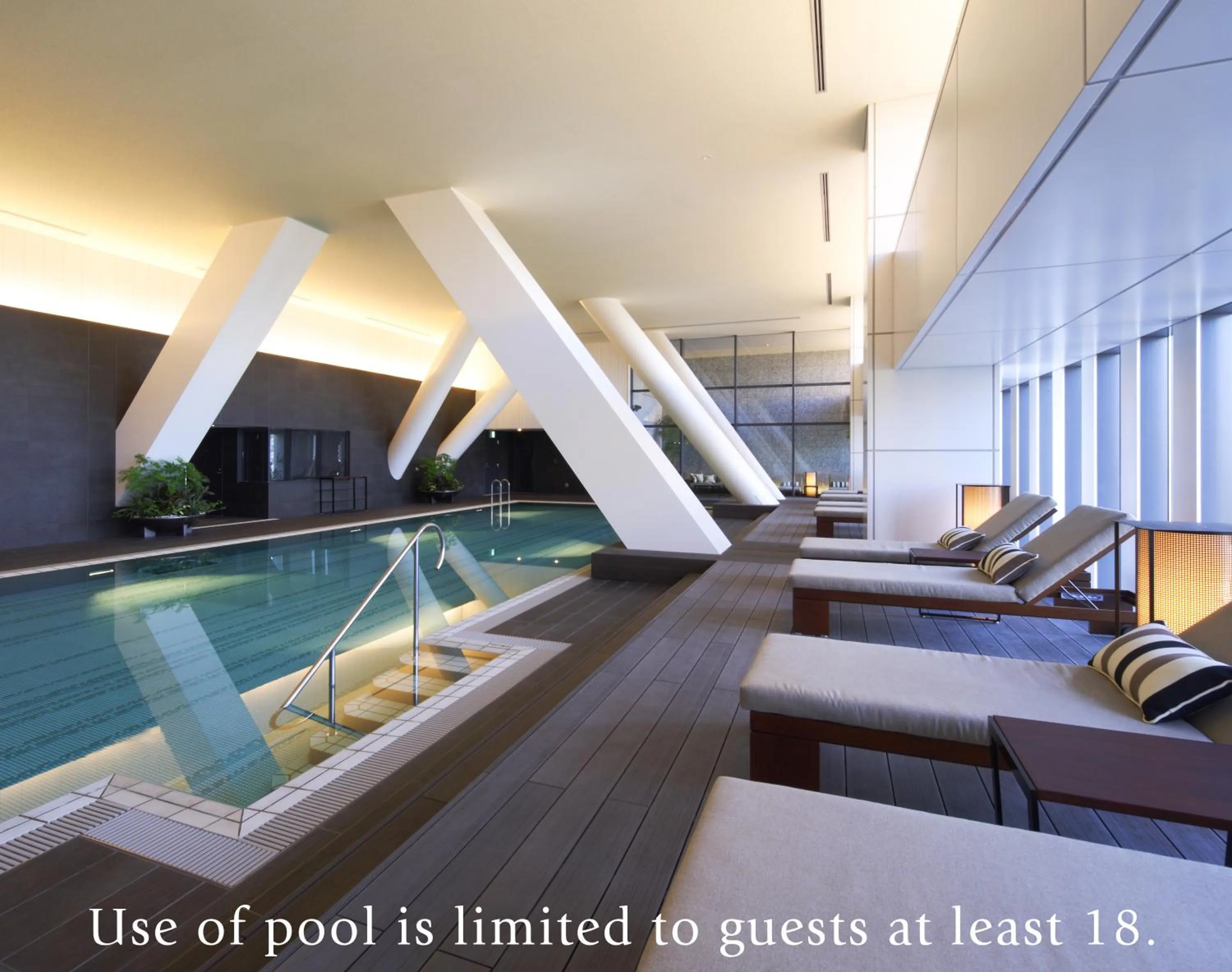 Swimming pool in The Capitol Hotel Tokyu