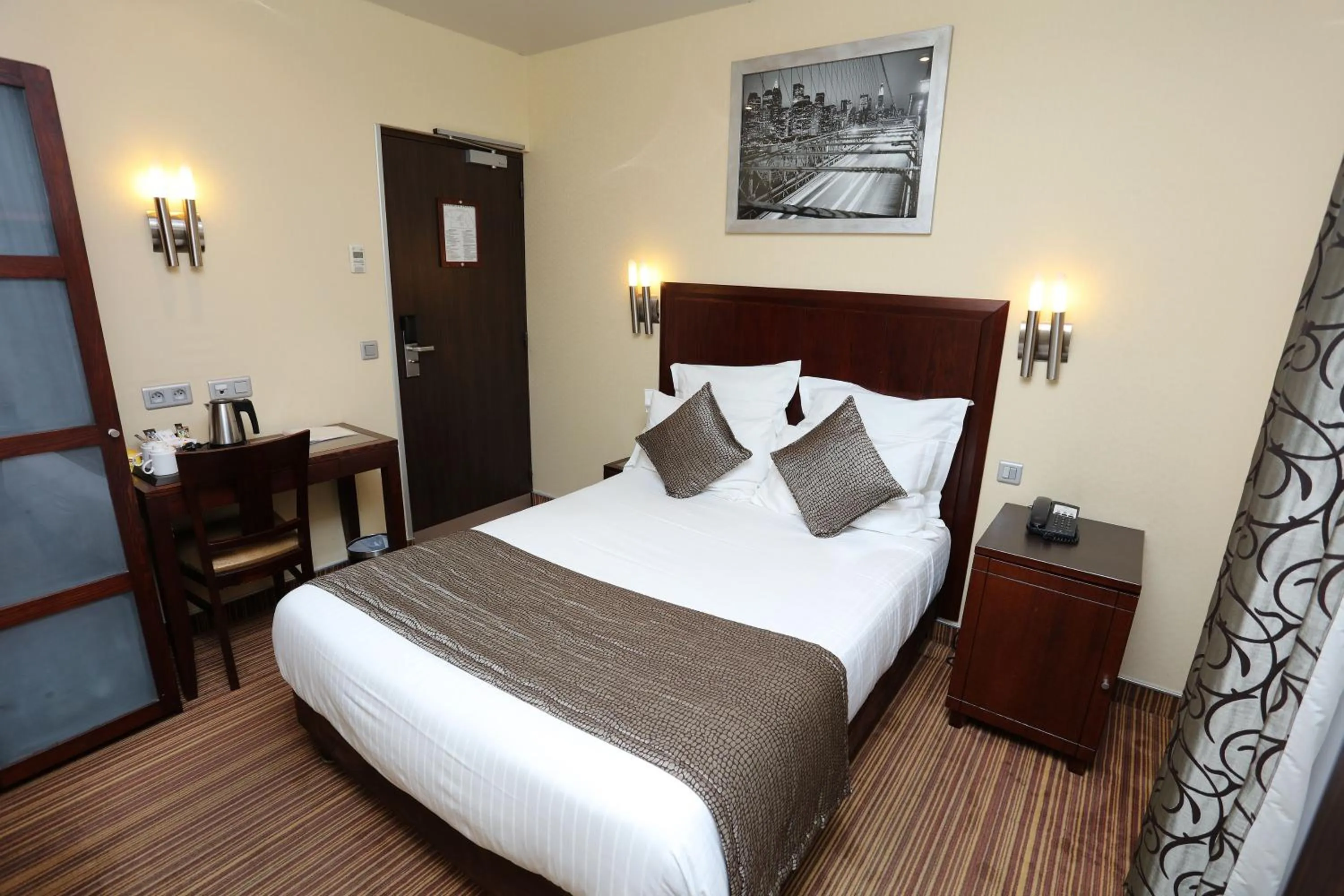 Coffee/tea facilities, Bed in Grand Hotel Francais