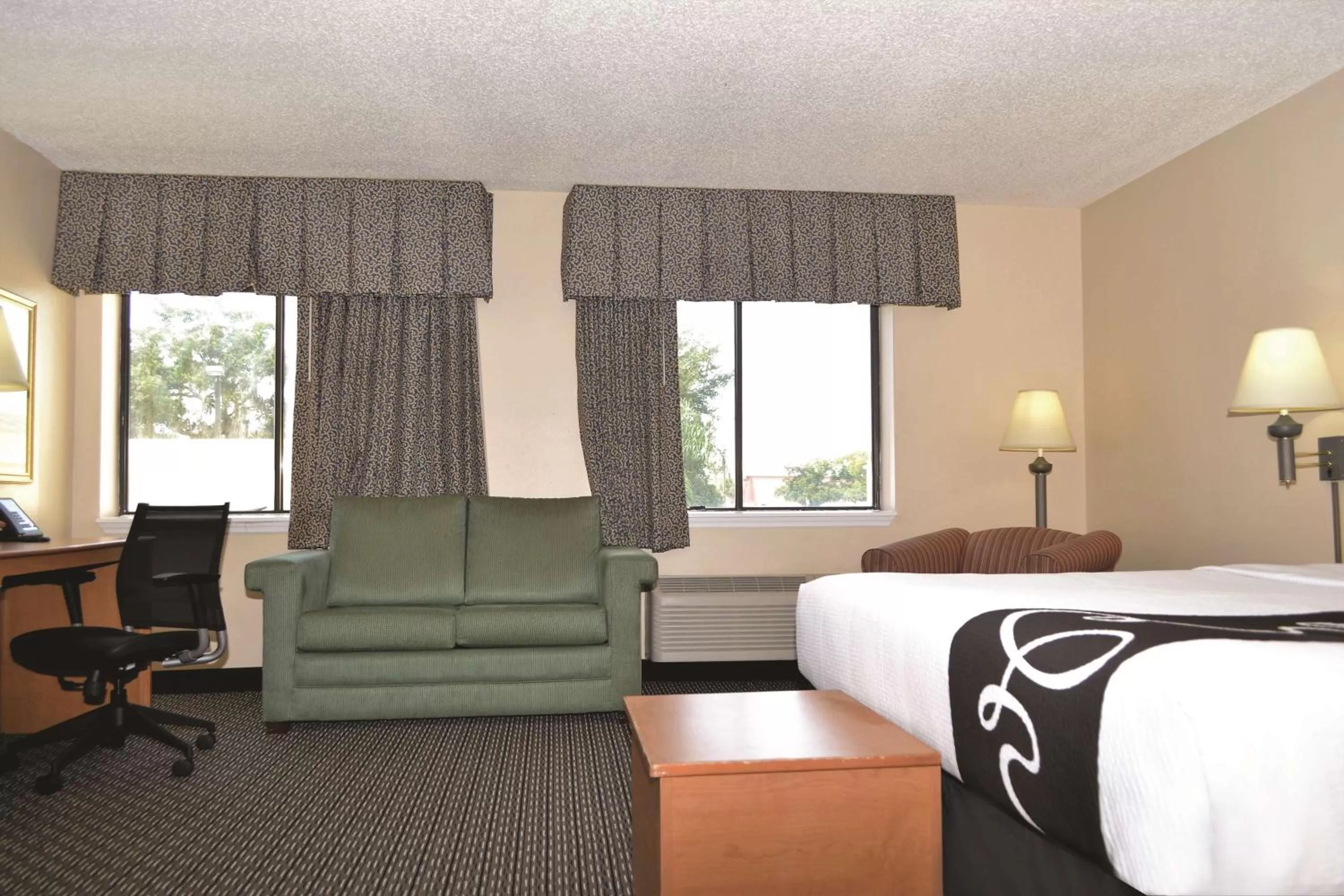 Photo of the whole room, Bed in La Quinta by Wyndham Tampa Fairgrounds - Casino