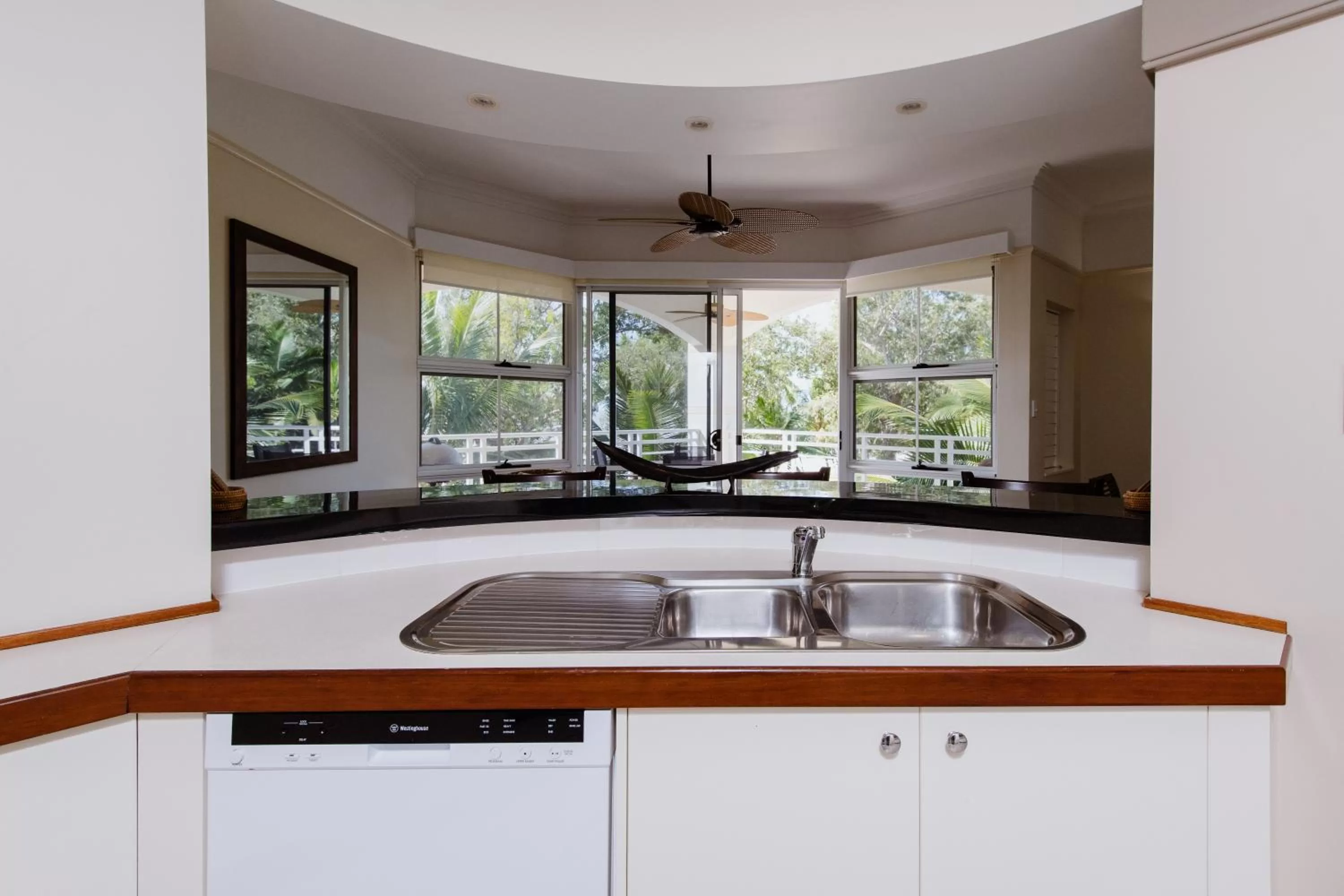 Kitchen or kitchenette in Villa Beach Palm Cove