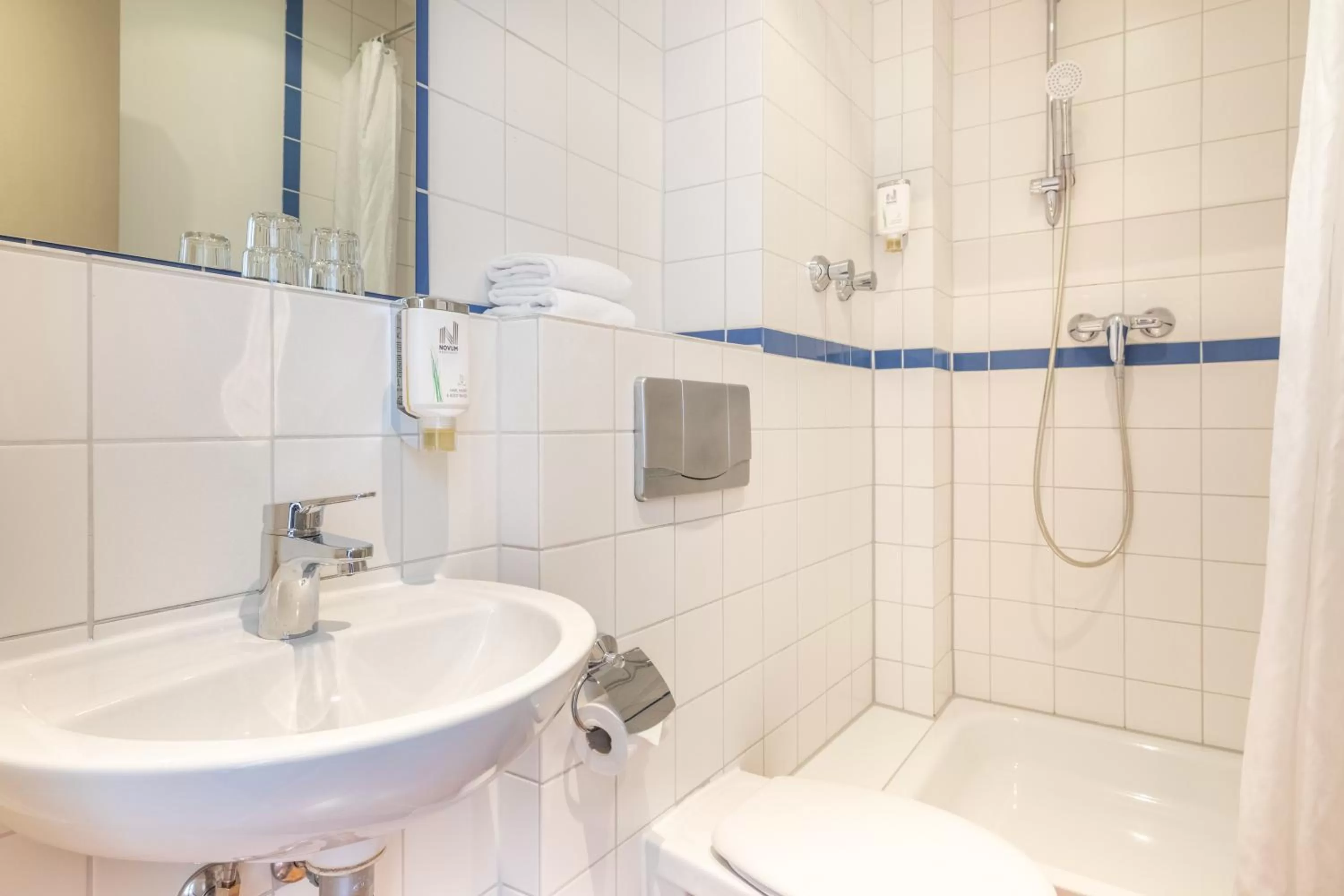 Toilet in Hotel Aldea Berlin