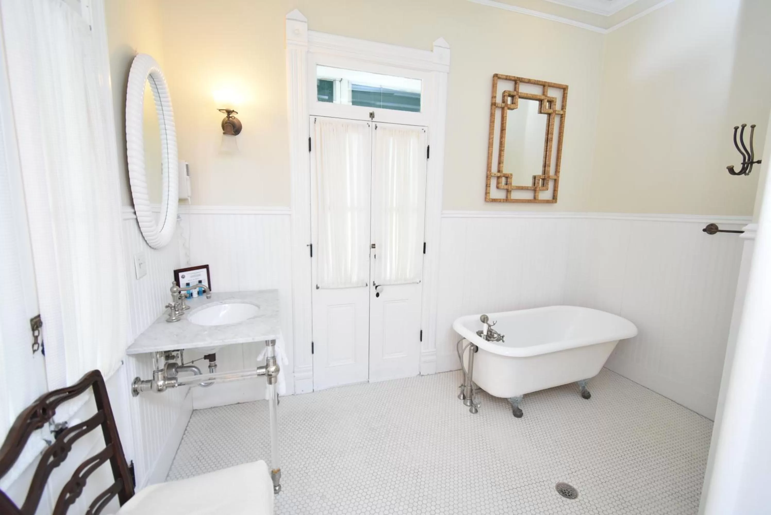 Simonton Court Historic Inn & Cottages