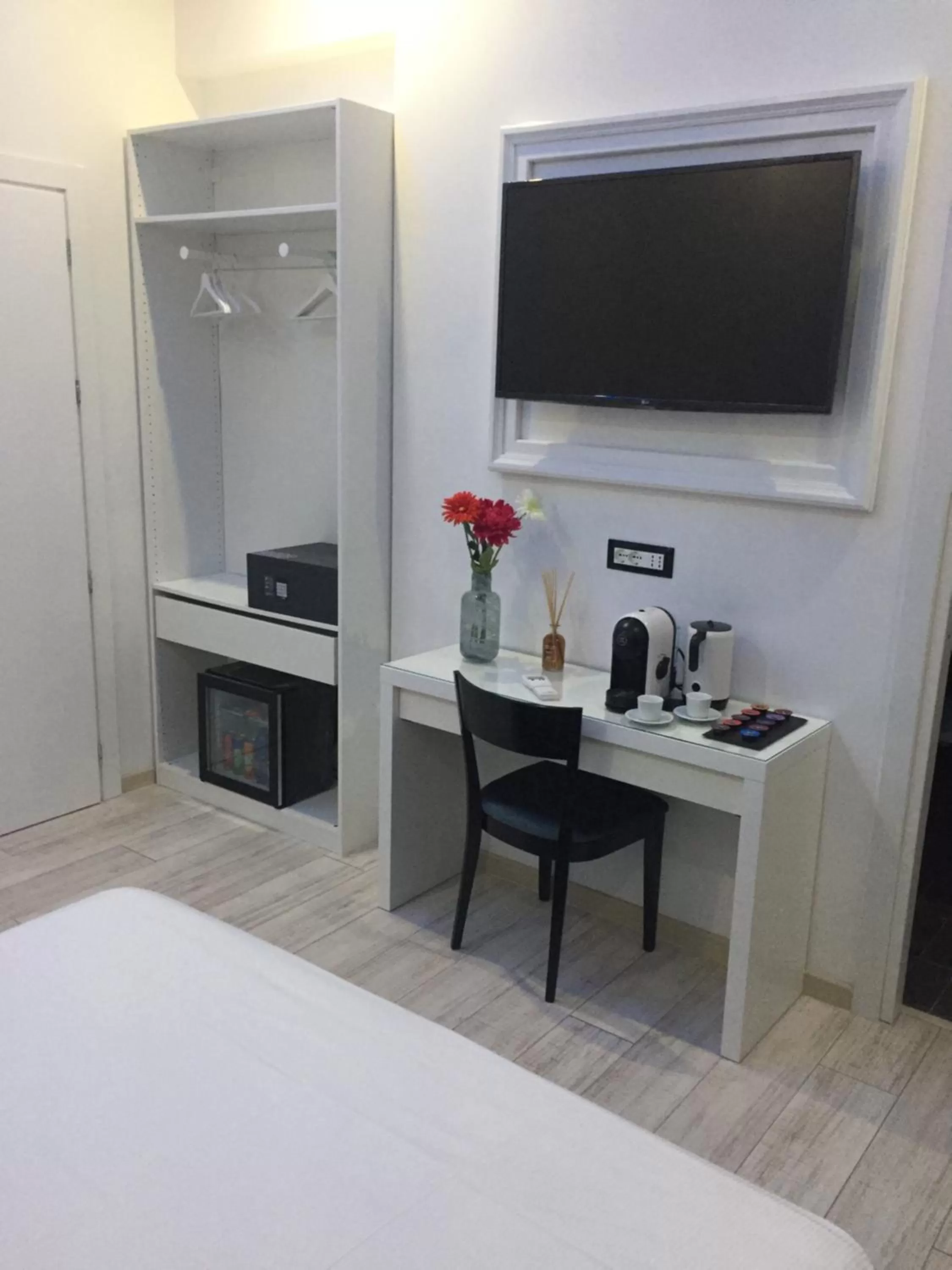 TV and multimedia, Bed in Escape Luxury Suite - CA Domus Collection