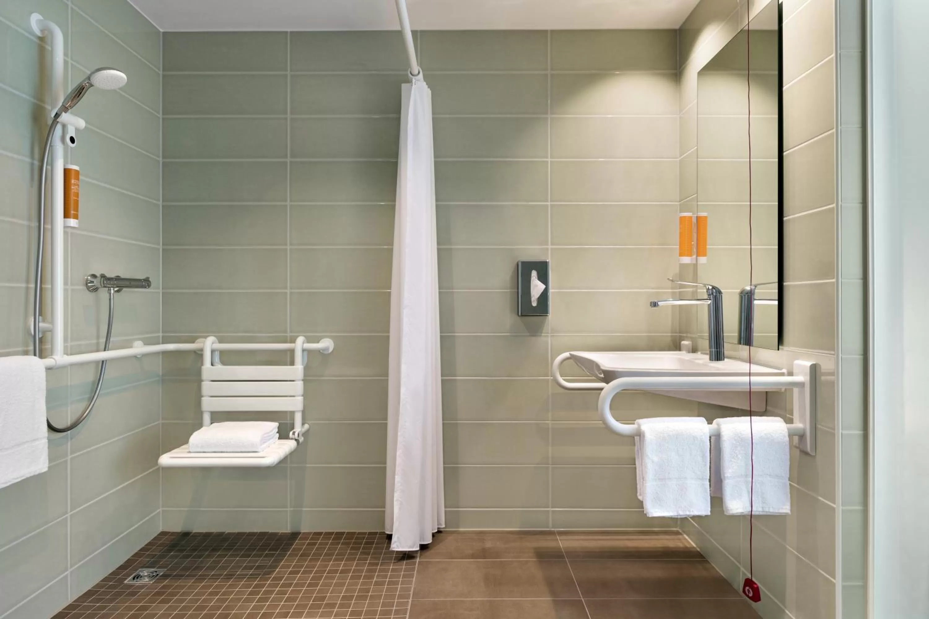 Shower in Super 8 by Wyndham Dresden