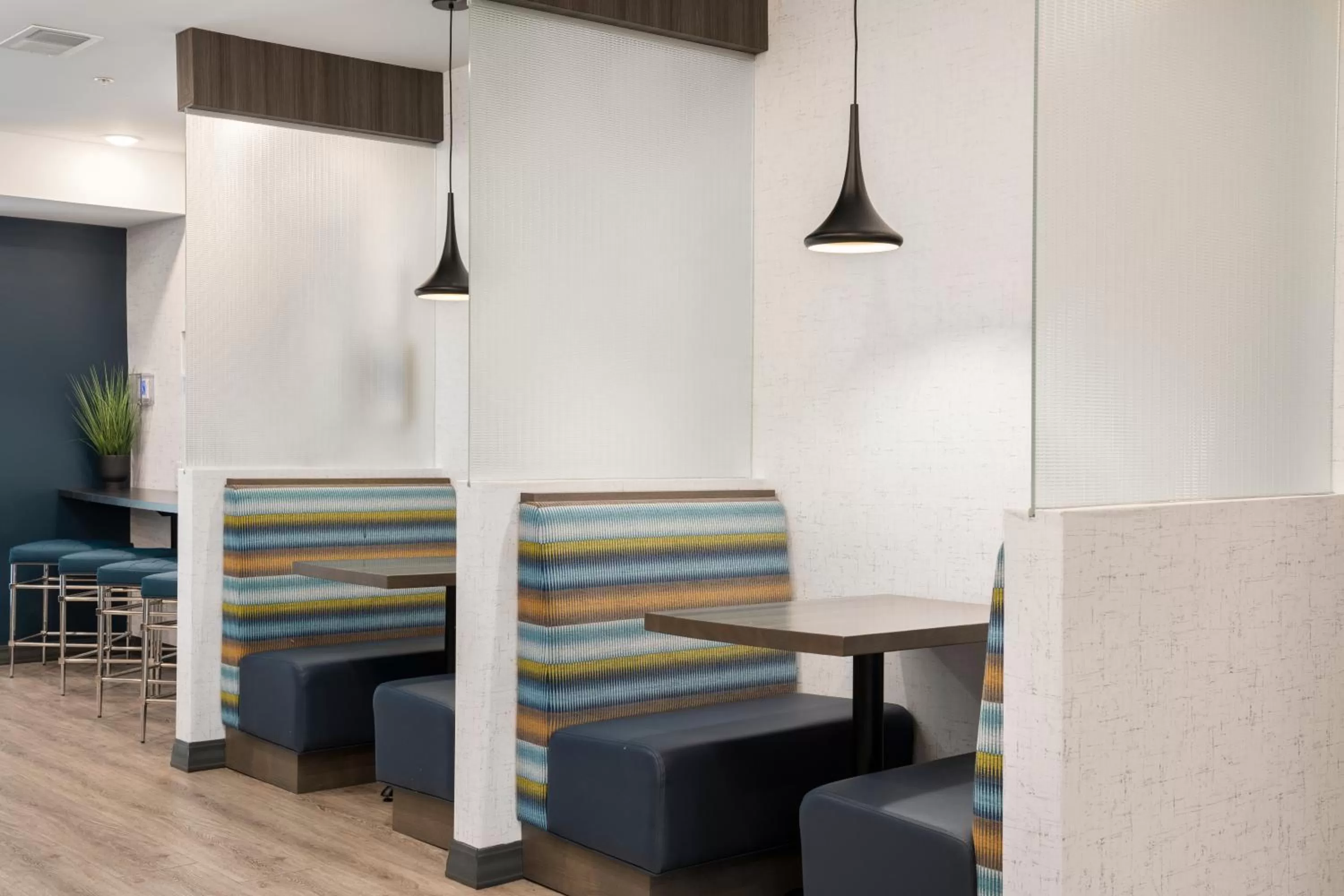 Lounge or bar in WaterWalk Extended Stay by Wyndham Minneapolis - Plymouth