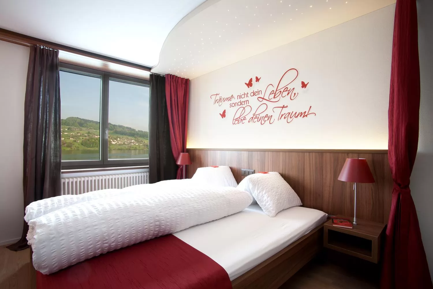 Lake view, Bed in Seehotel Delphin