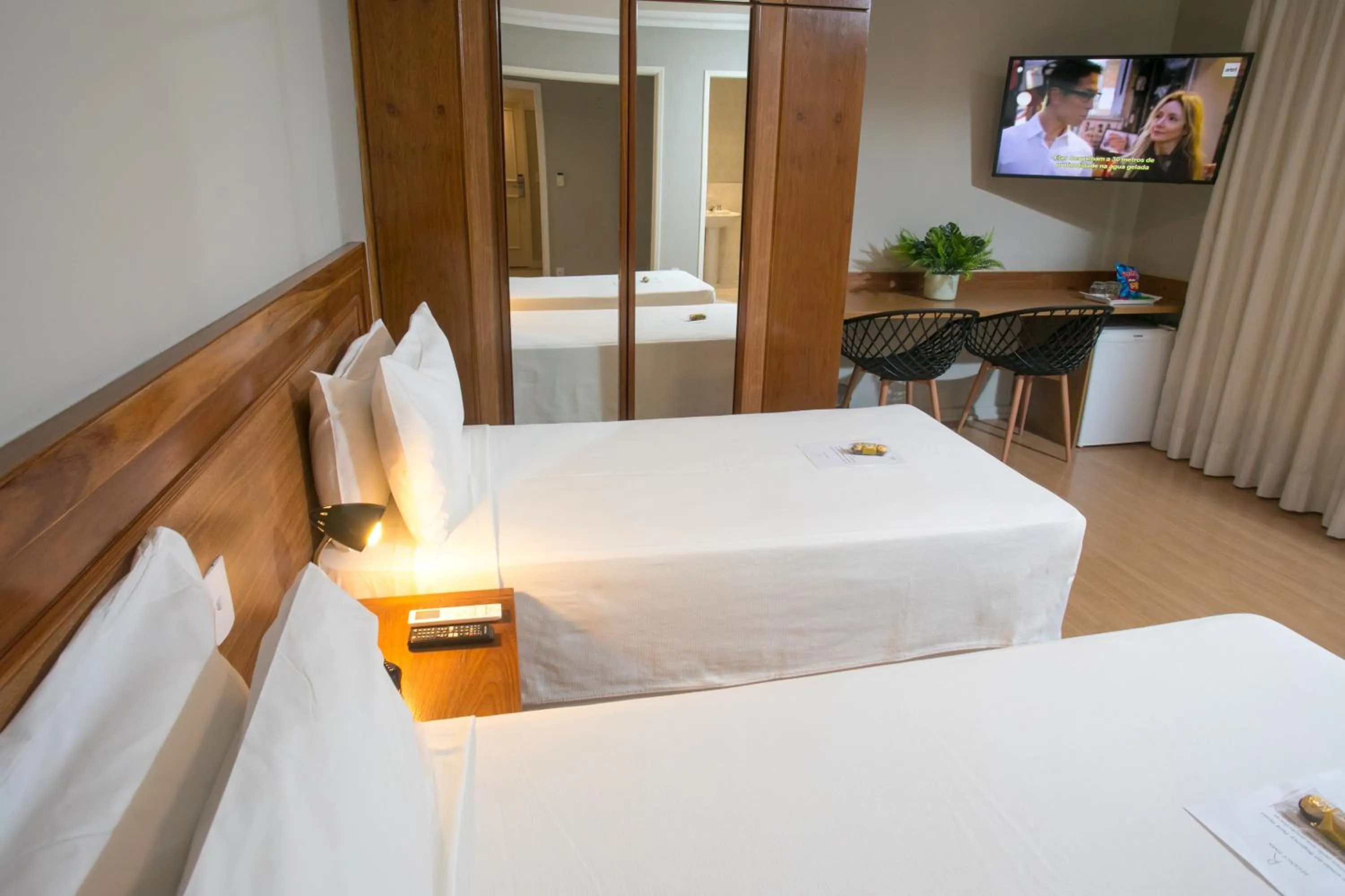 Bedroom, Bed in Regency Park Hotel