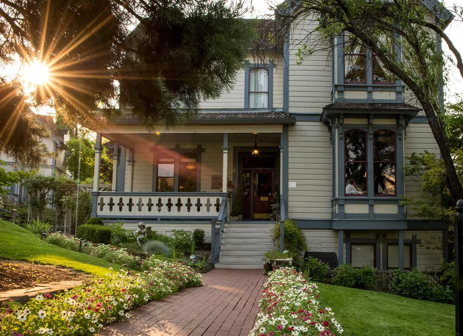 Facade/entrance in Winchester Inn