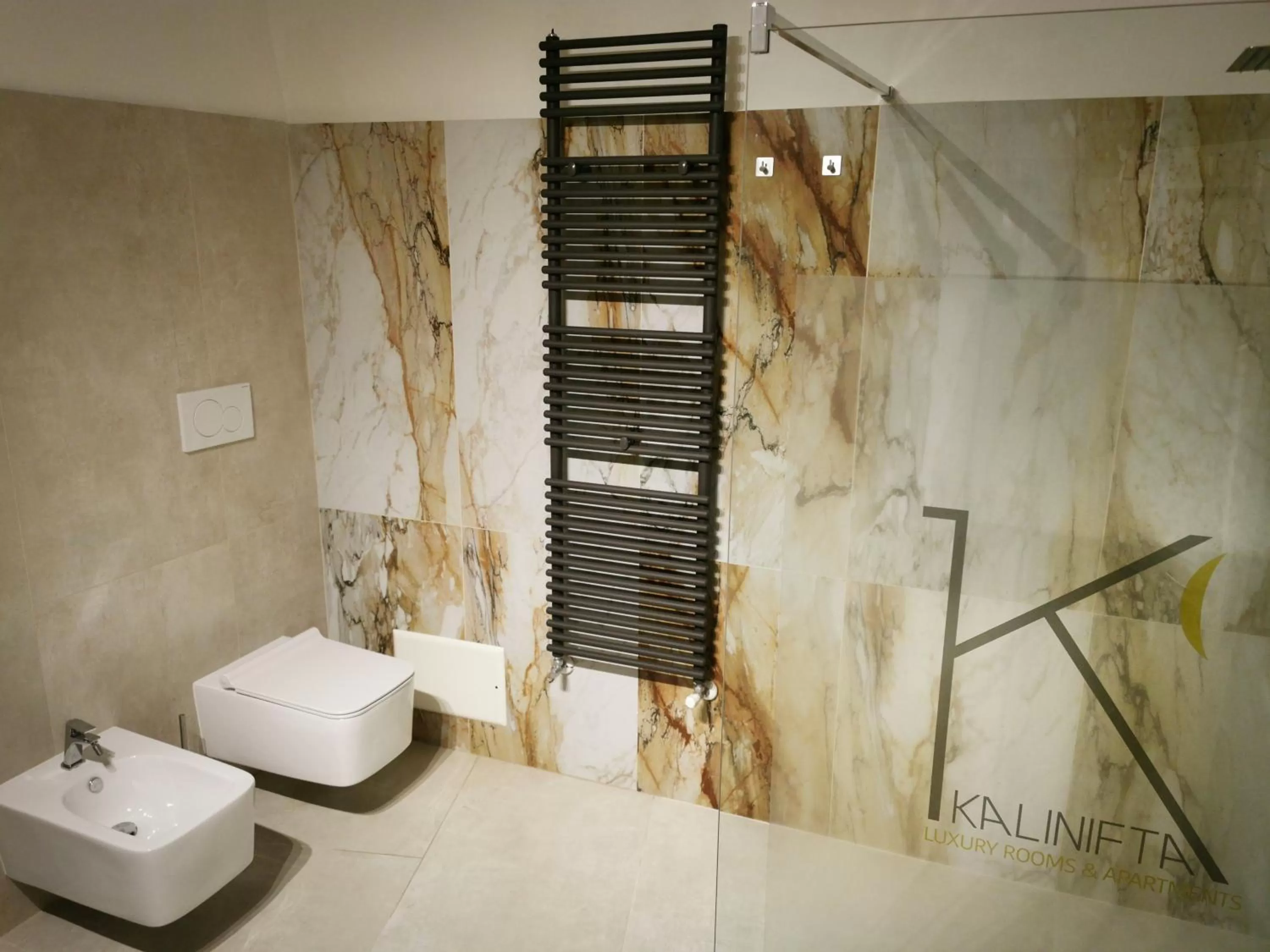 Bathroom in Kalinifta - Jacuzzi & Suites SIT