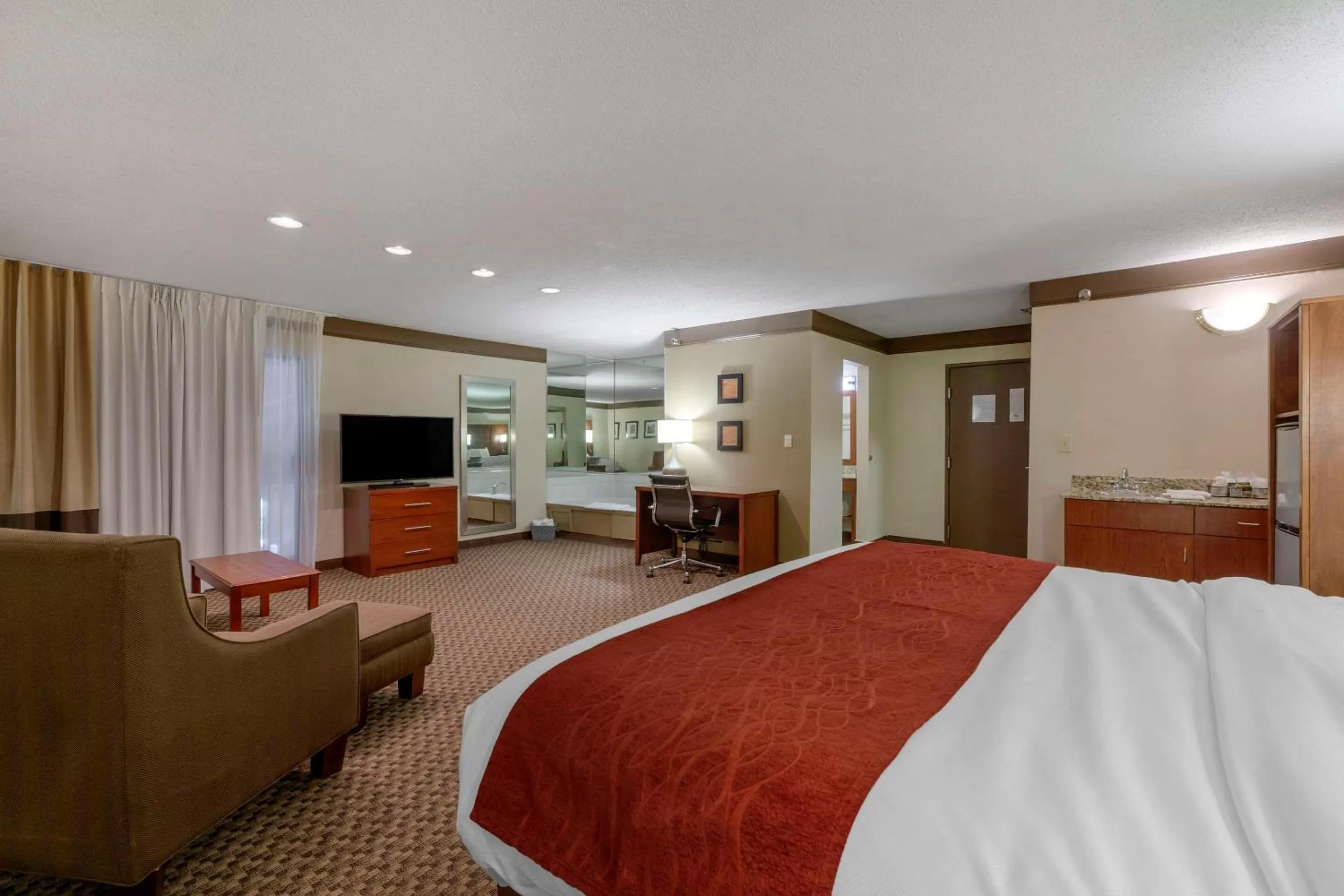 Bedroom, Bed in Comfort Inn Mount Vernon Downtown