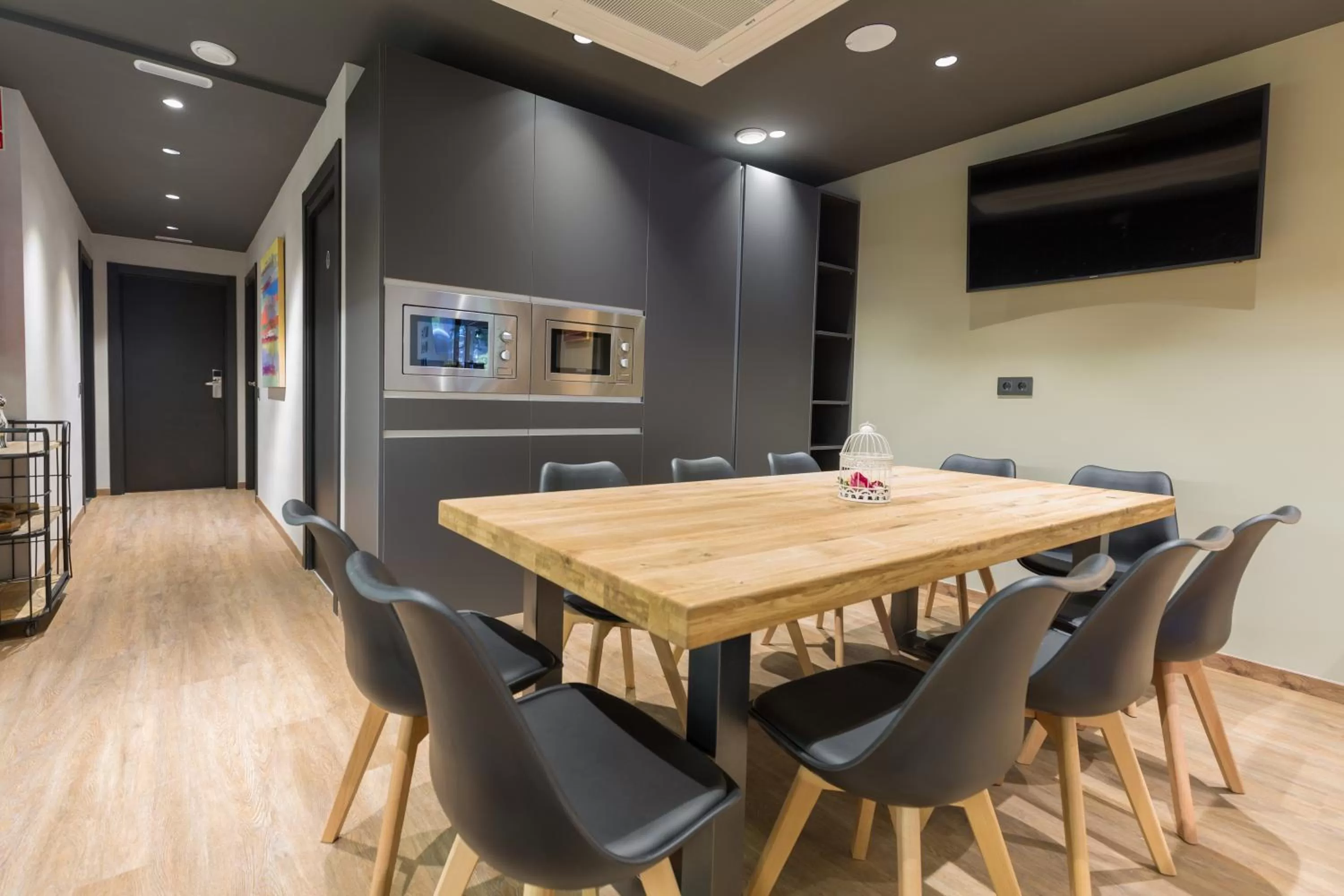 Dining area in Airhostel Barcelona Airport 24h