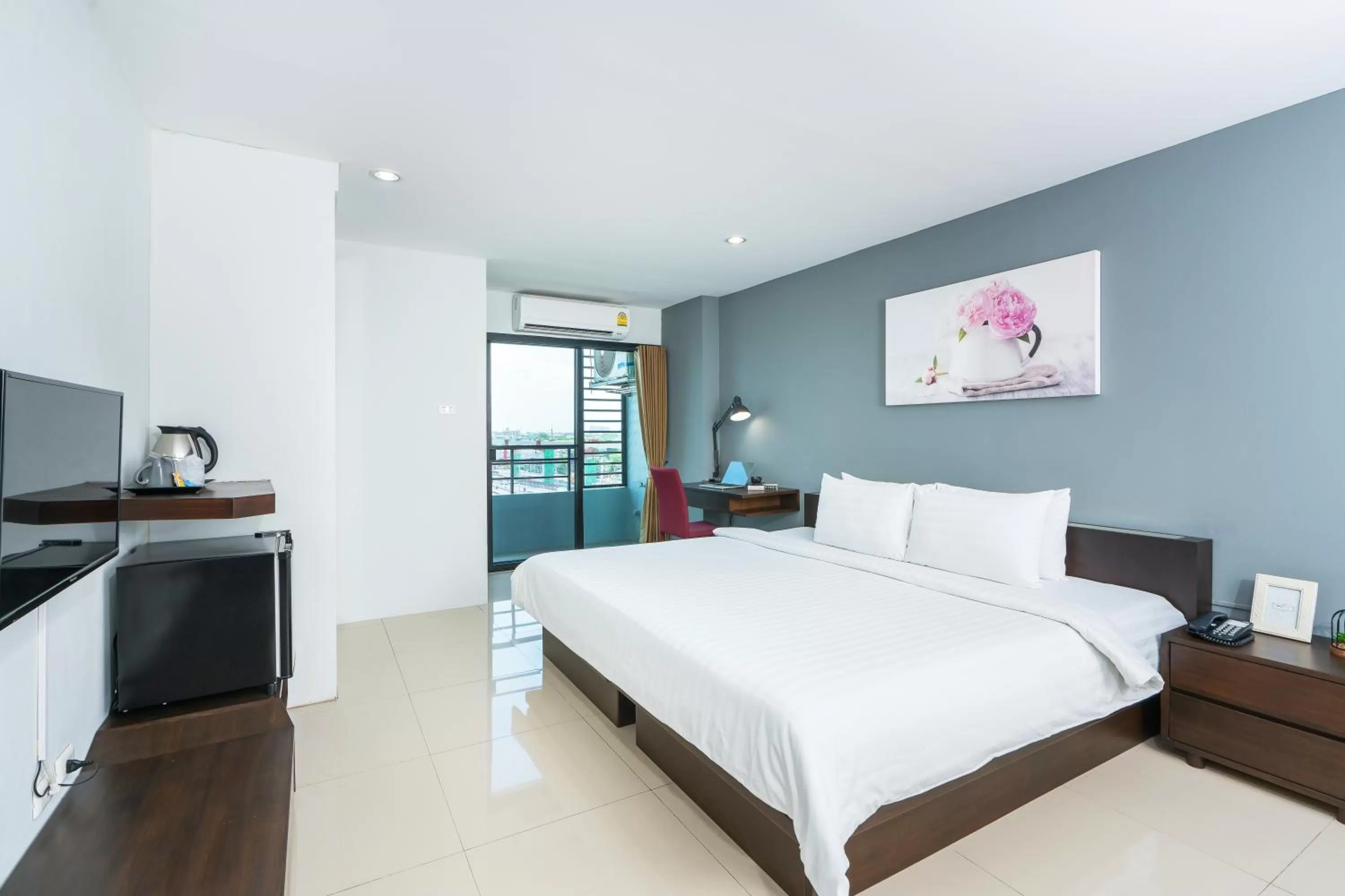 Photo of the whole room, Bed in De Botan Srinakarin Hotel & Residence