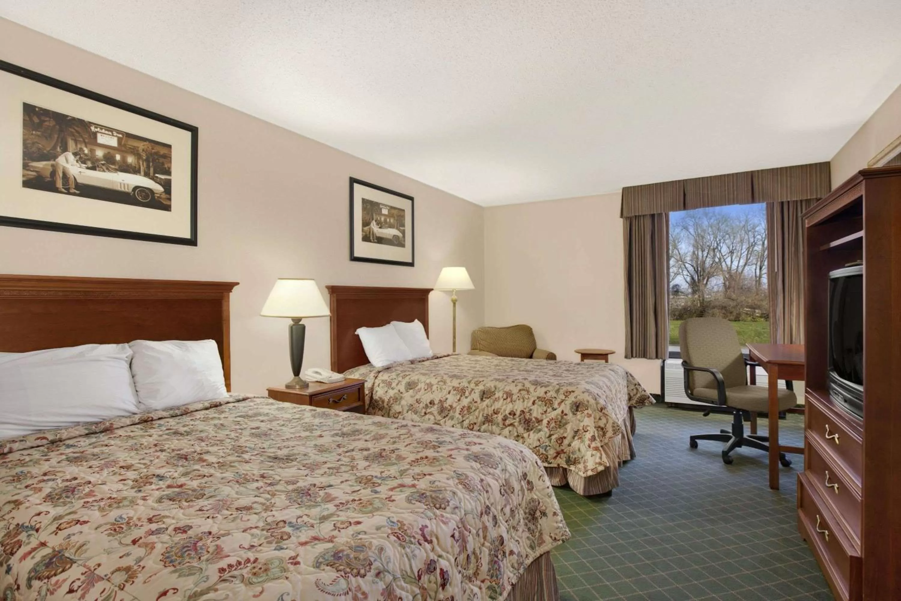 Photo of the whole room, Bed in Days Inn by Wyndham Columbus Airport