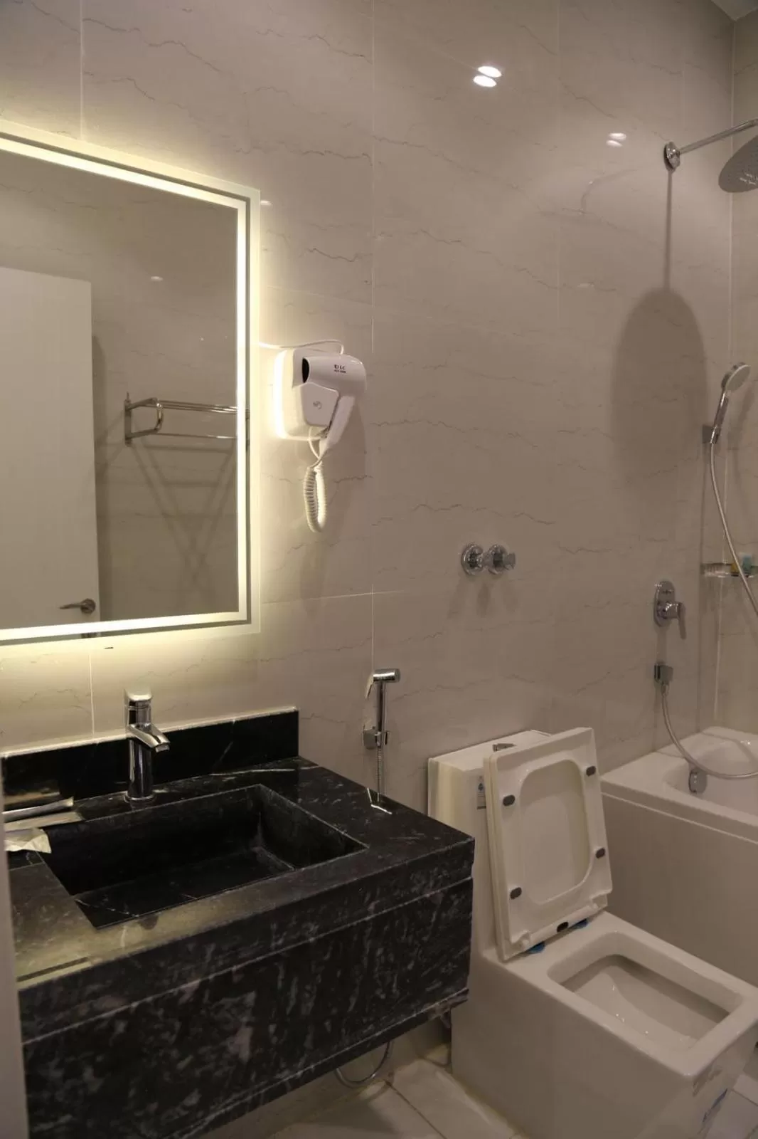 Toilet in شقق ارين المطار