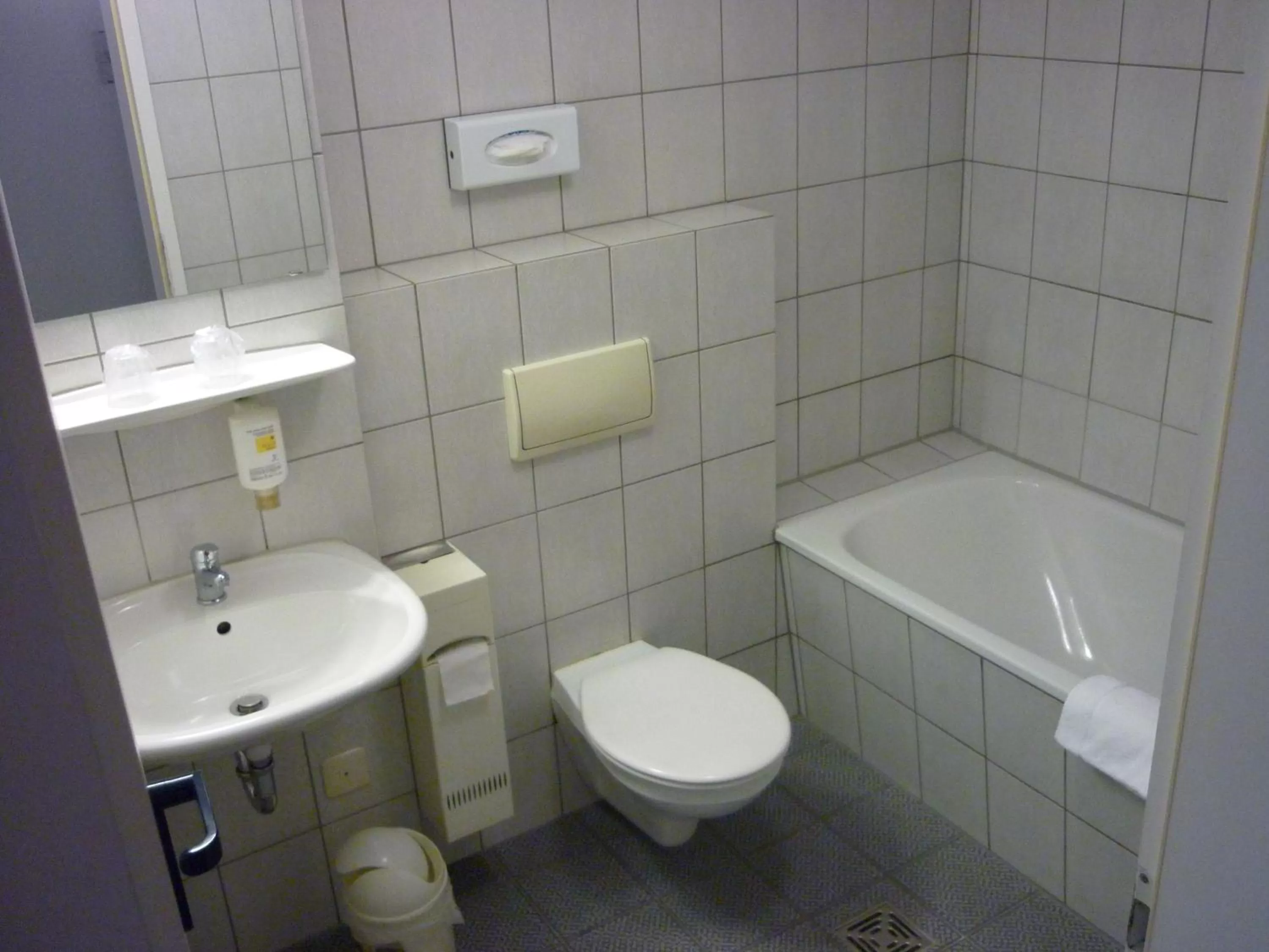 Shower in Avenue Hotel