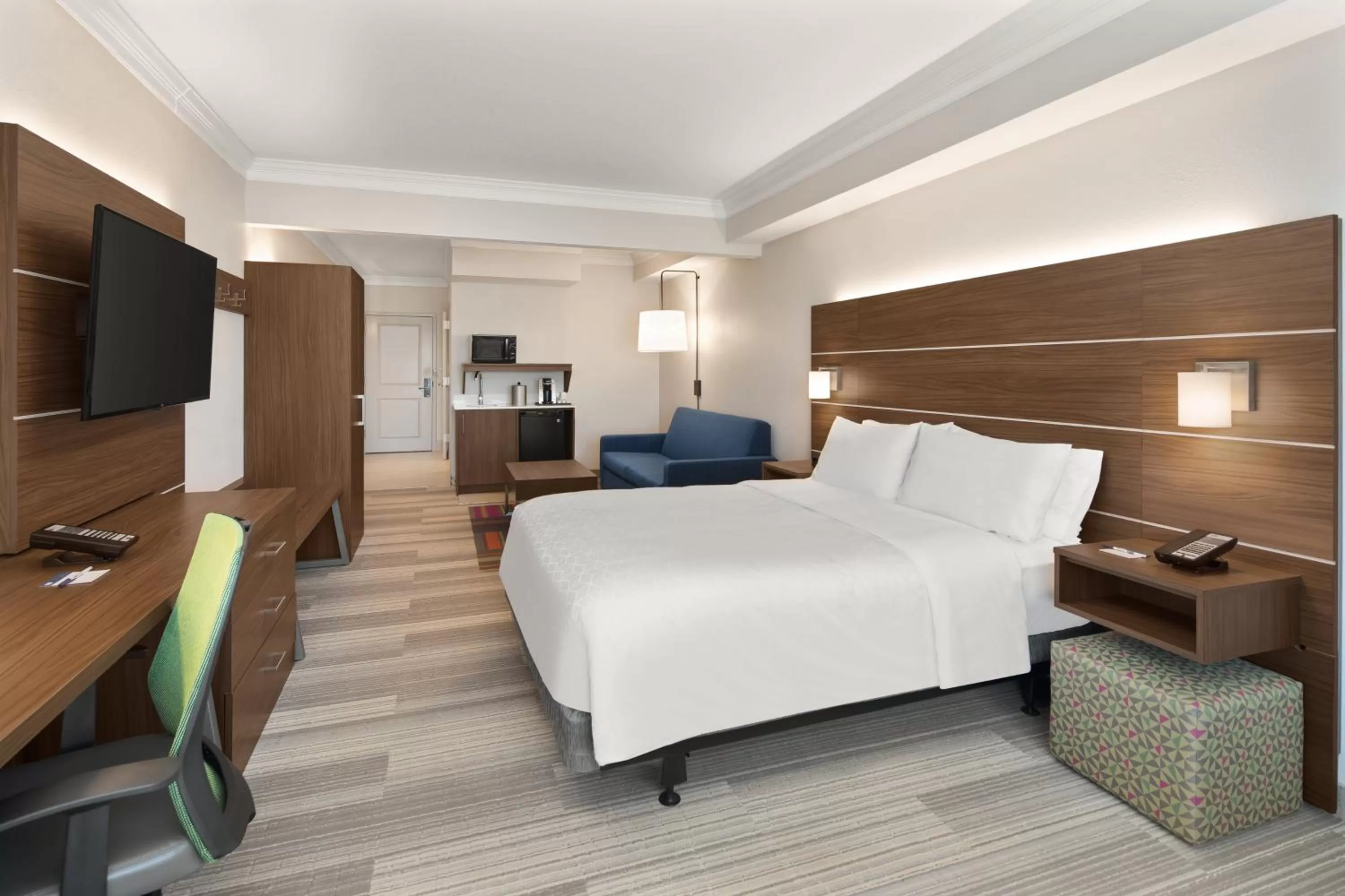 Bedroom, Bed in Holiday Inn Express Hotel & Suites Byron by IHG