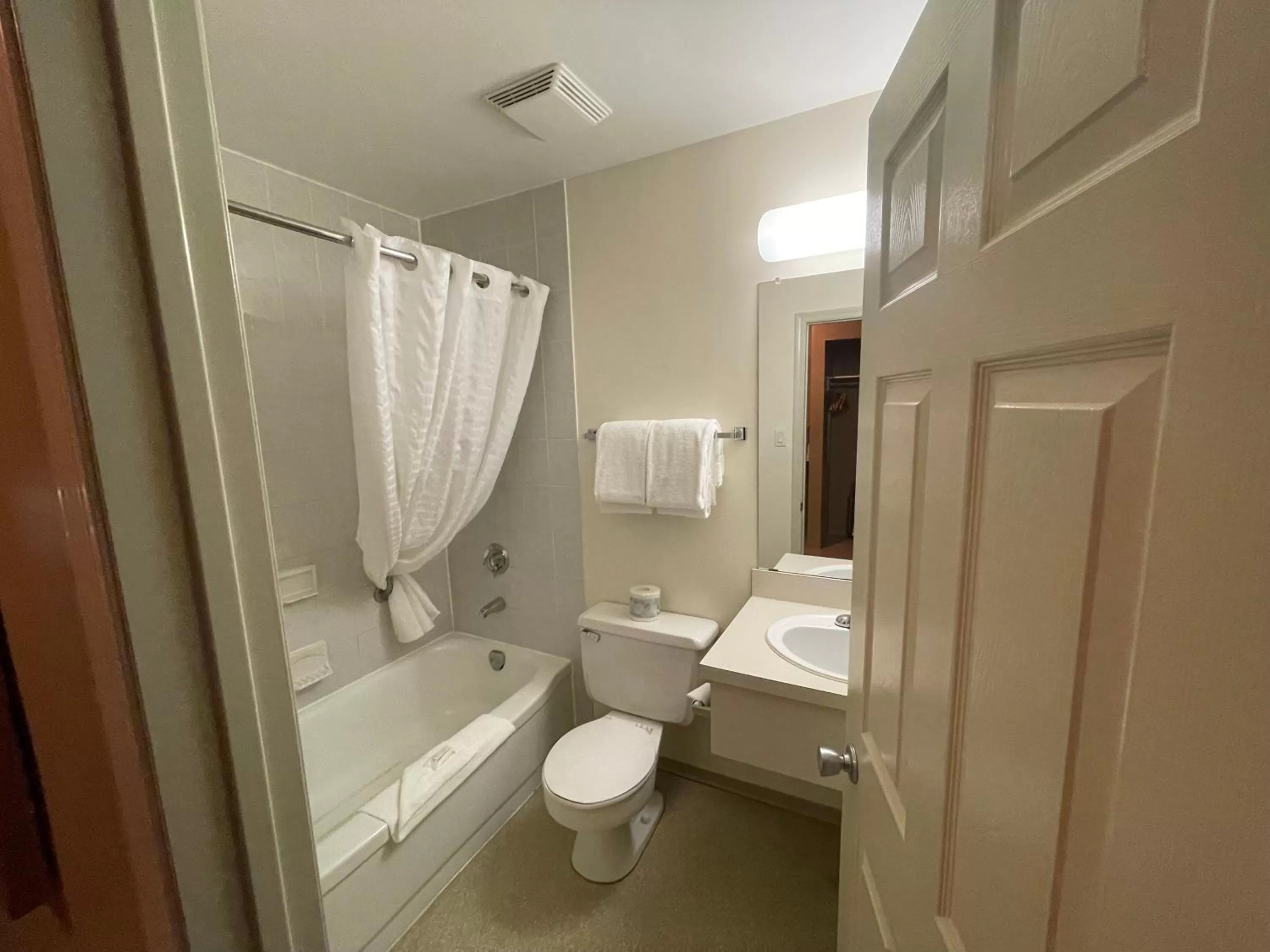 Bathroom in Travelodge by Wyndham Fort St John
