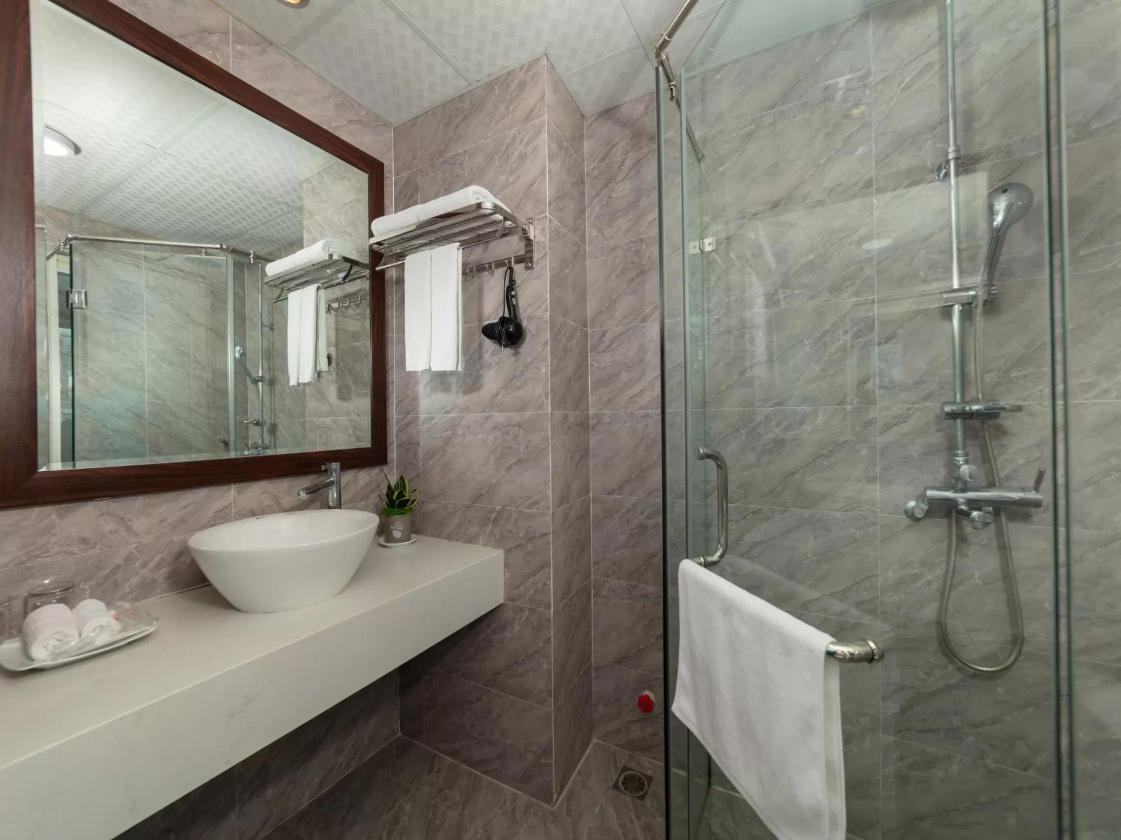 Shower in Suddha Boutique Hotel