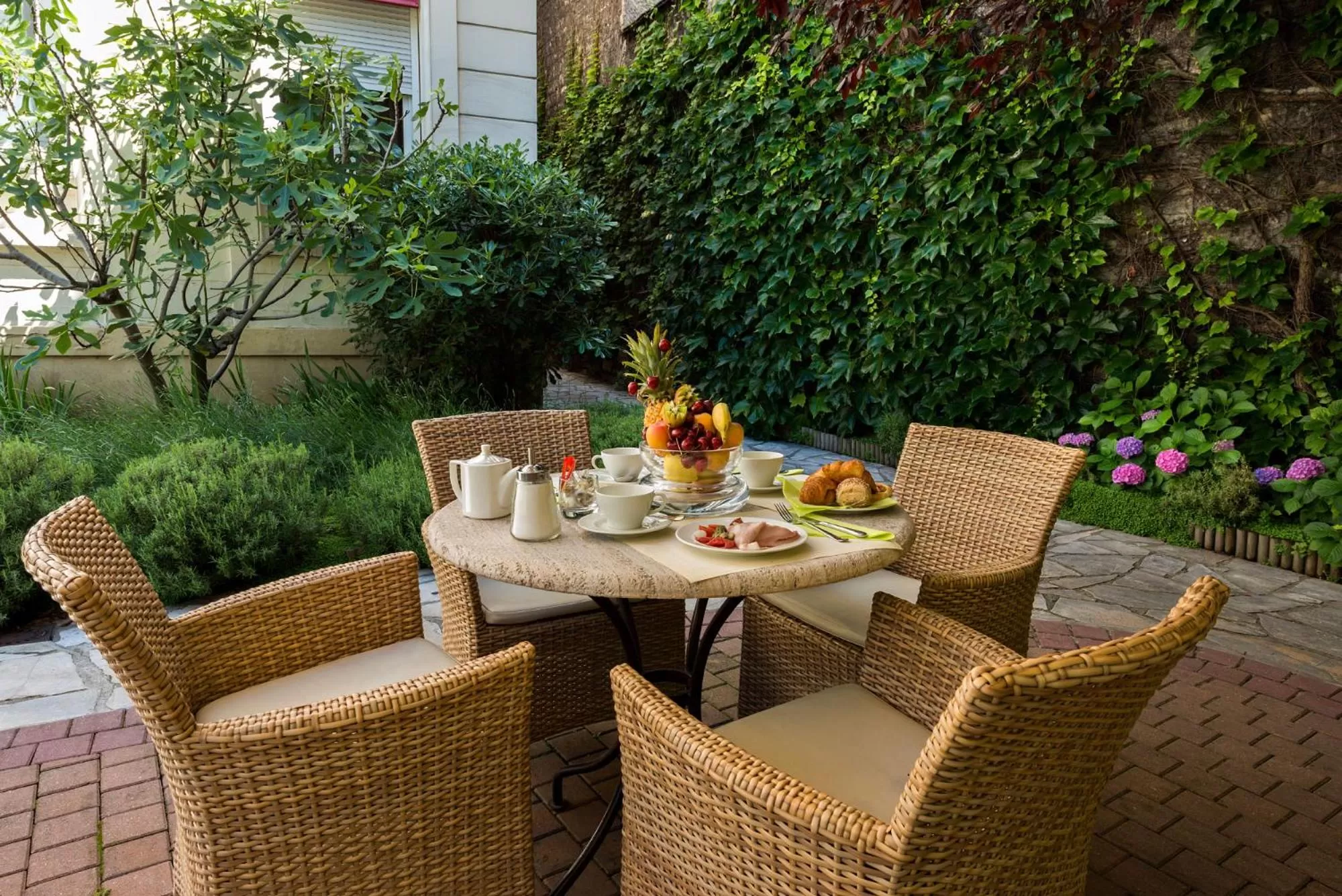 Restaurant/places to eat in Hôtel Magellan