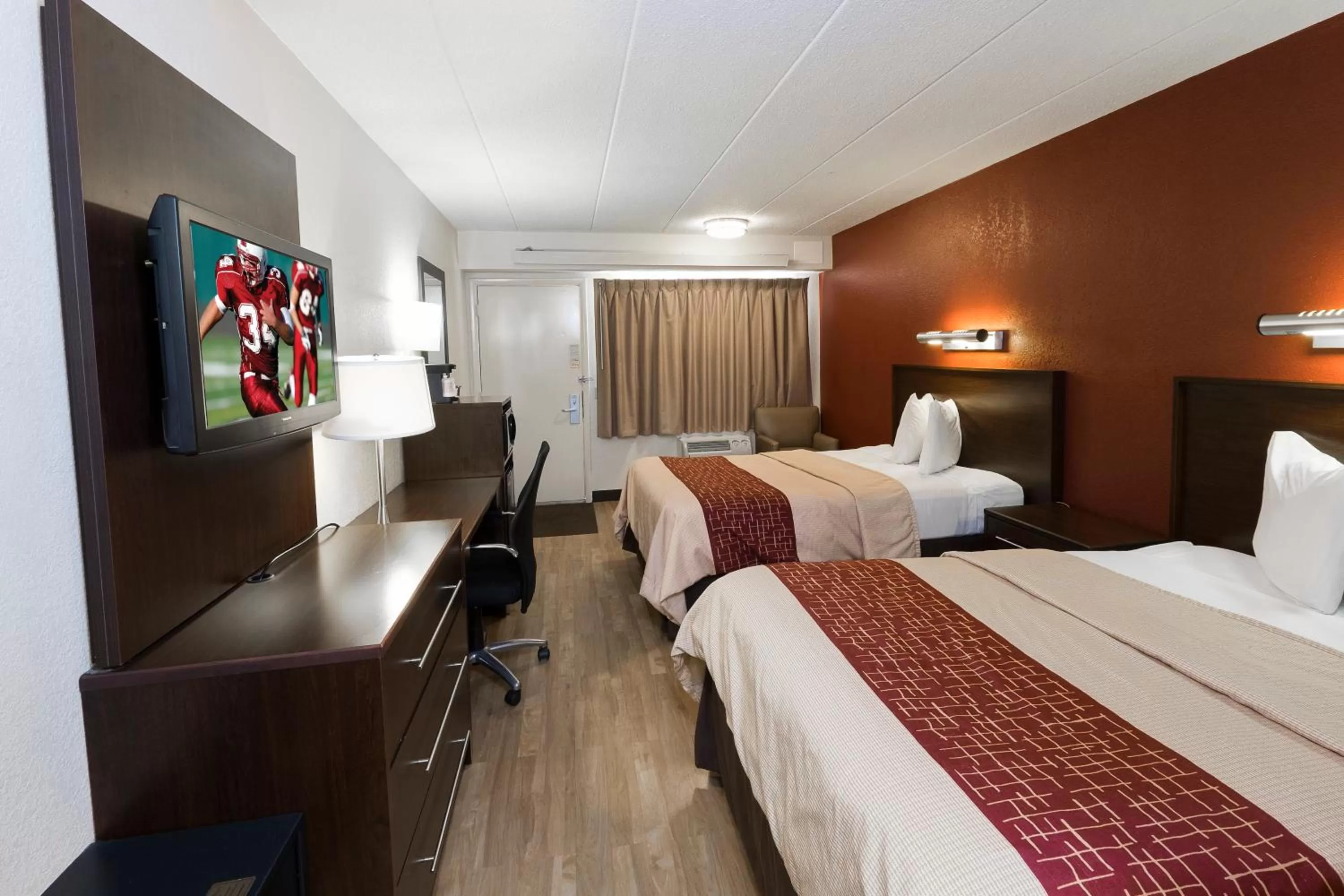 Photo of the whole room, Bed in Red Roof Inn Benton Harbor - St. Joseph