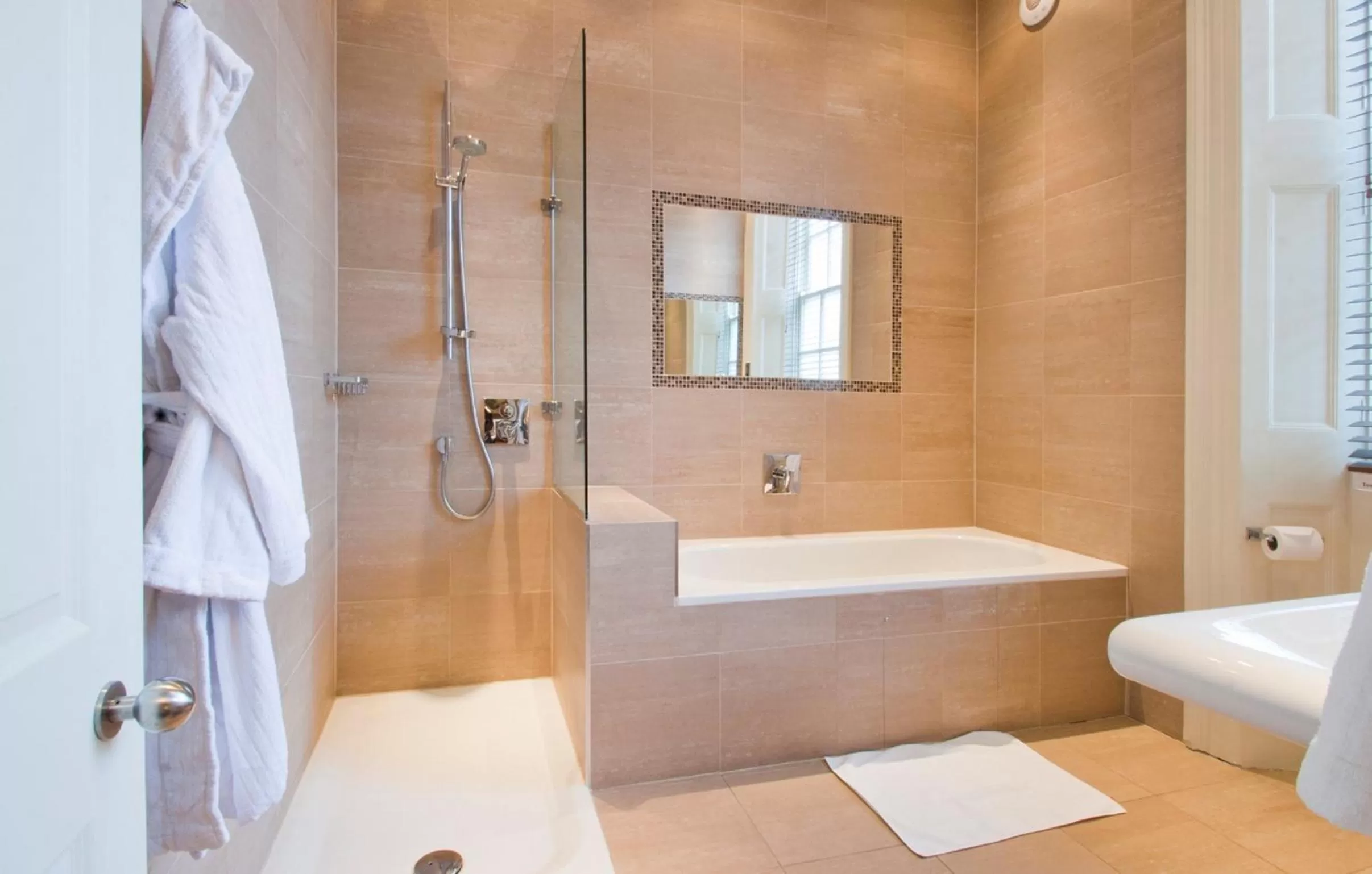 Bathroom in St Michael's Manor Hotel - St Albans