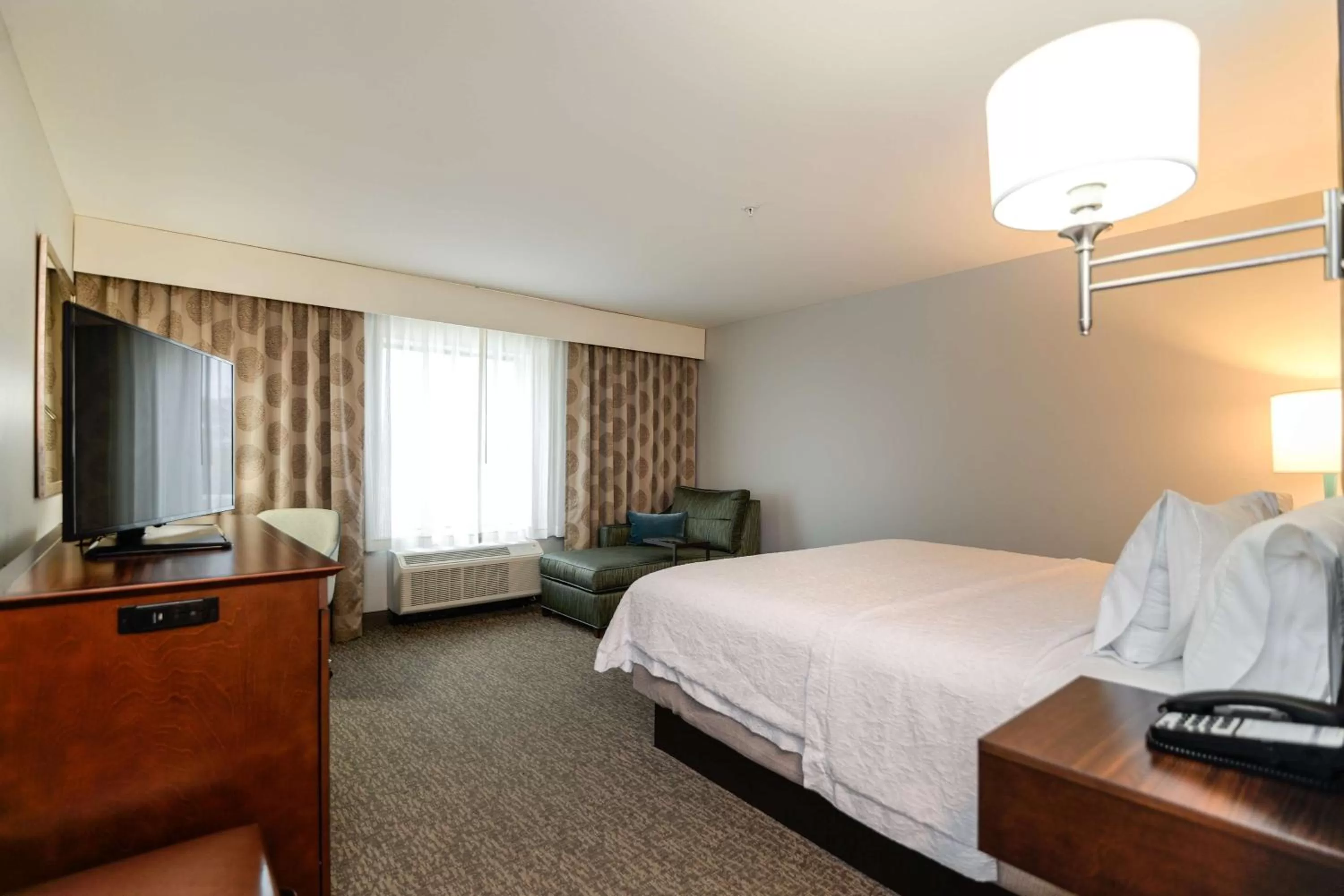 Bedroom, Bed in Hampton Inn Brighton Mi