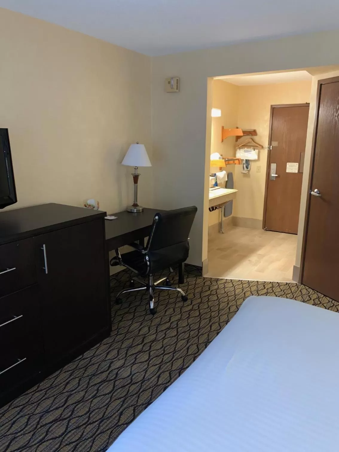 Photo of the whole room, Bed in Baymont by Wyndham Bridgeport/Frankenmuth