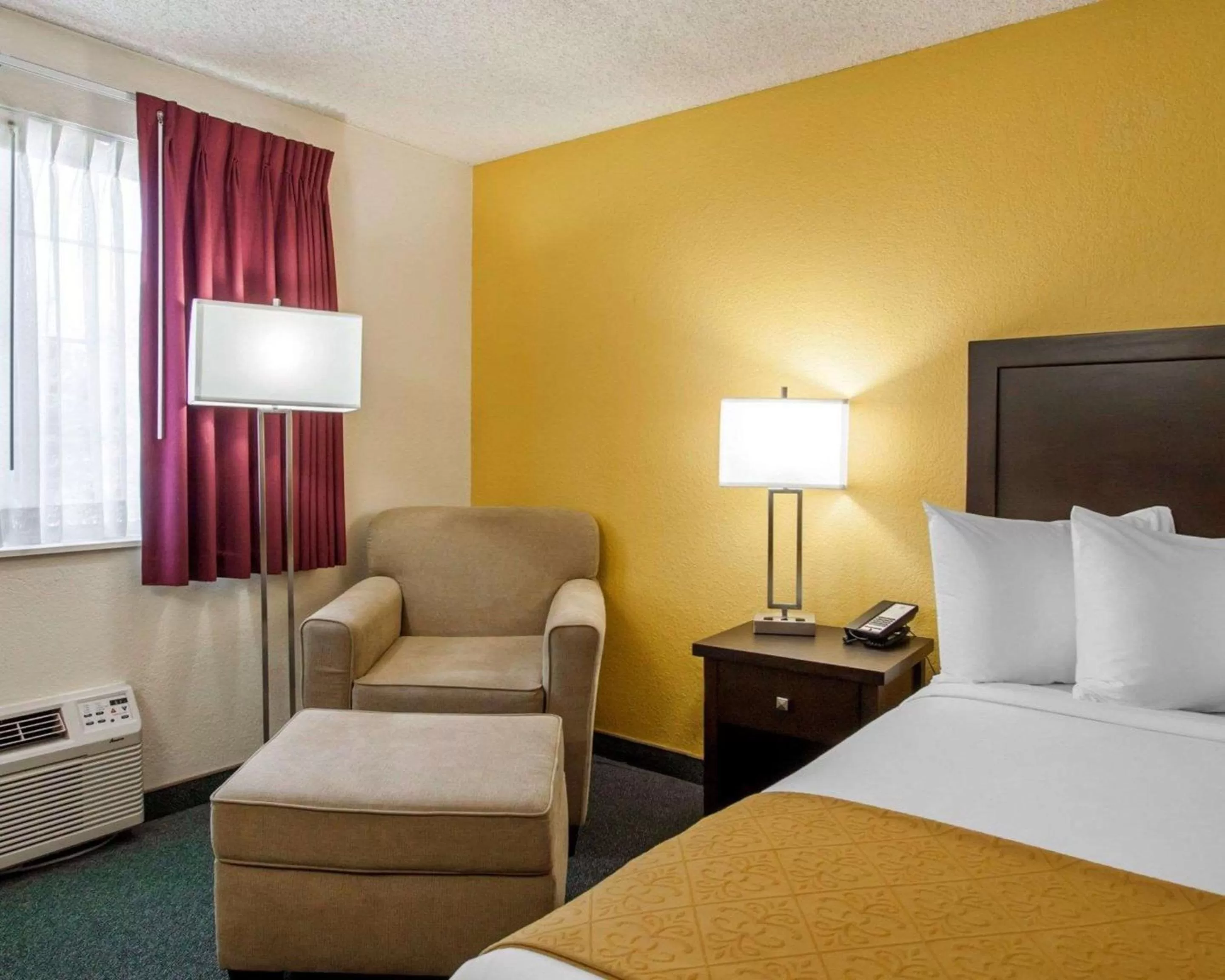 Photo of the whole room, Bed in Quality Inn & Suites Springfield - Eugene North