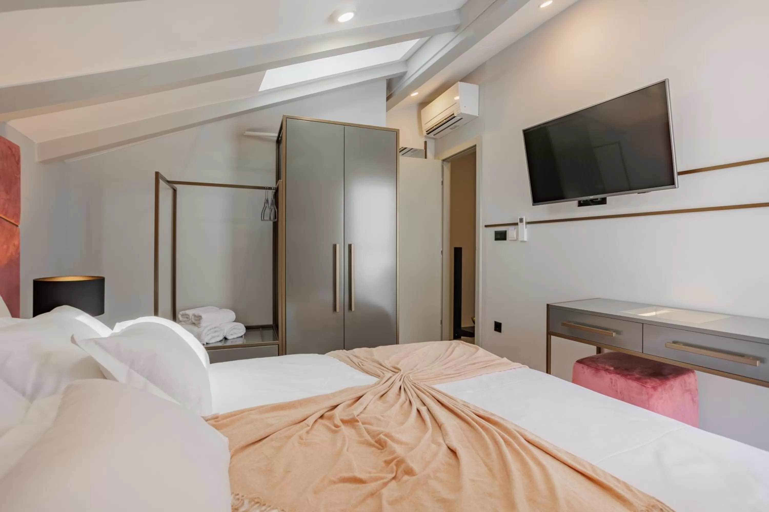 TV and multimedia, Bed in Heritage Rooms Split Olympic Dream