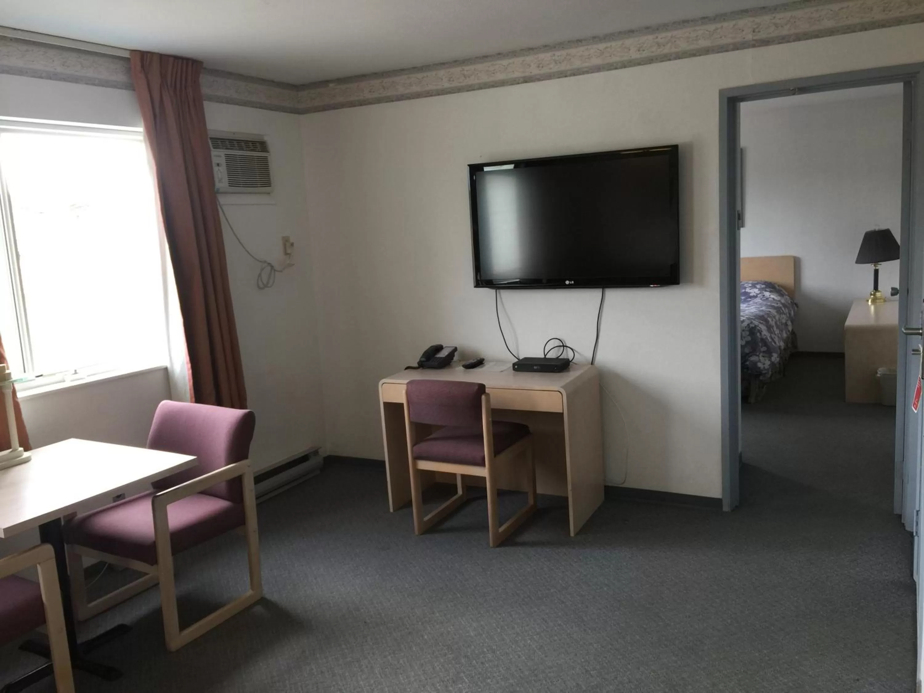 Living room, TV/Entertainment Center in DC Lodge