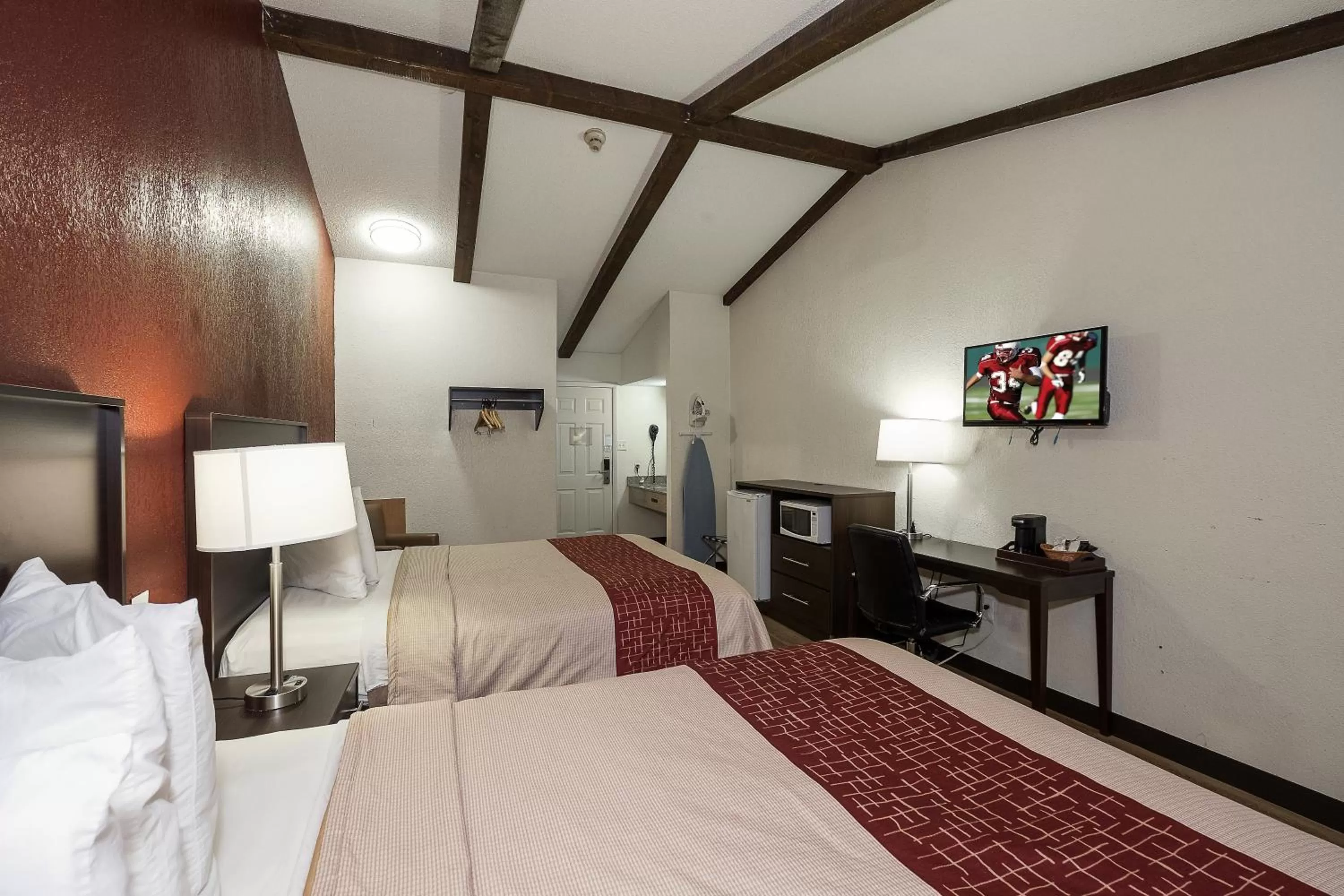 Bedroom, Bed in Red Roof Inn Lancaster Strasburg