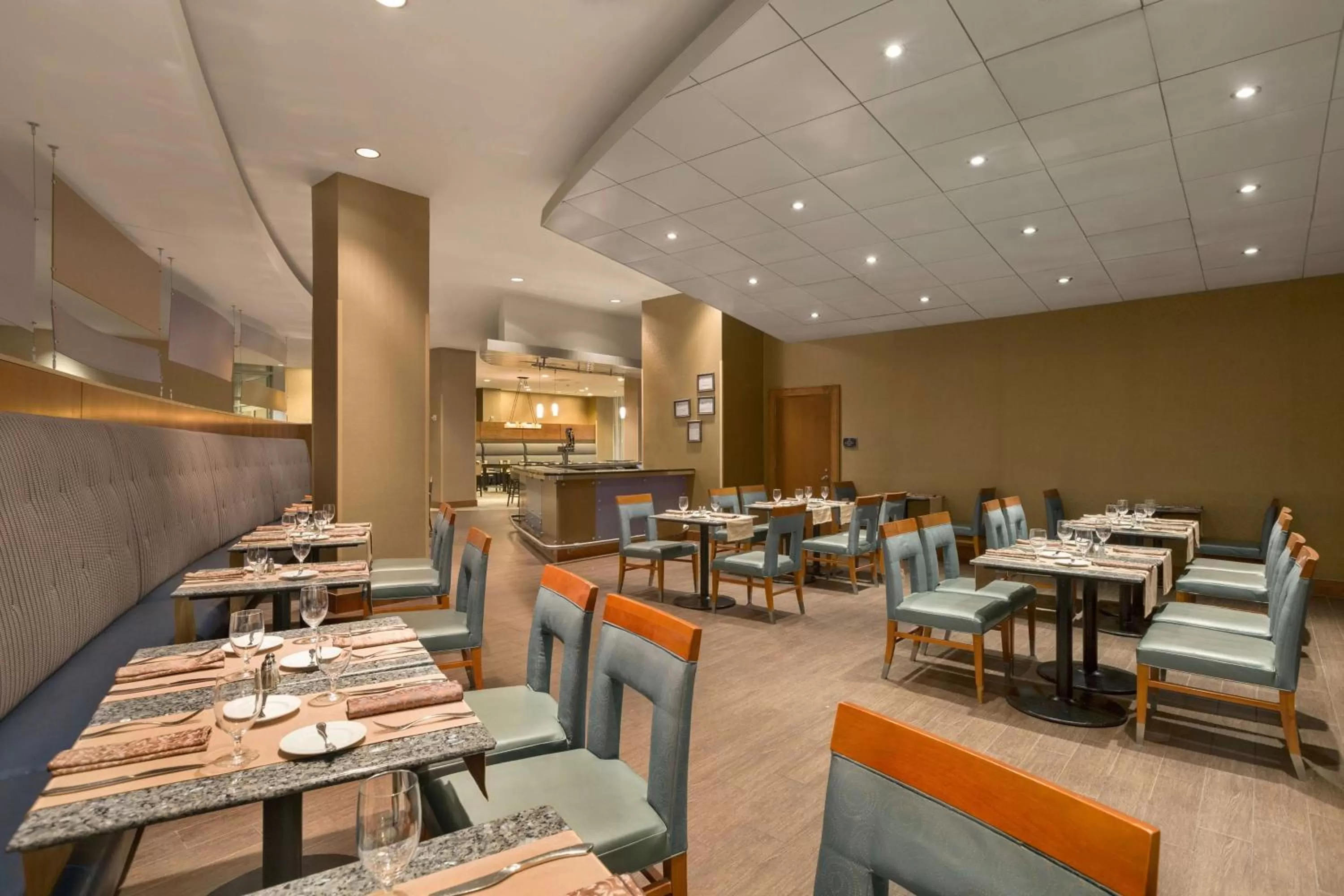 Restaurant/places to eat in Hilton Baltimore BWI Airport