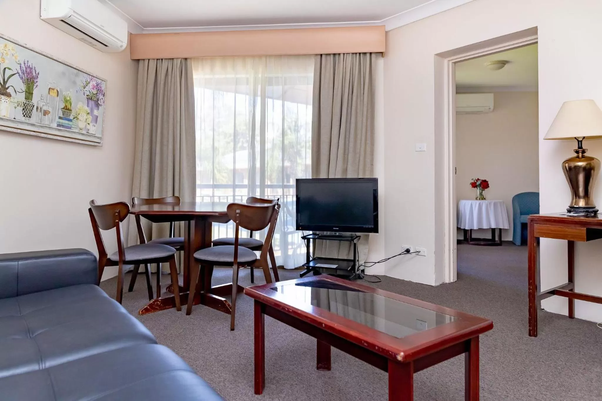 Living room in Charbonnier Motor Inn