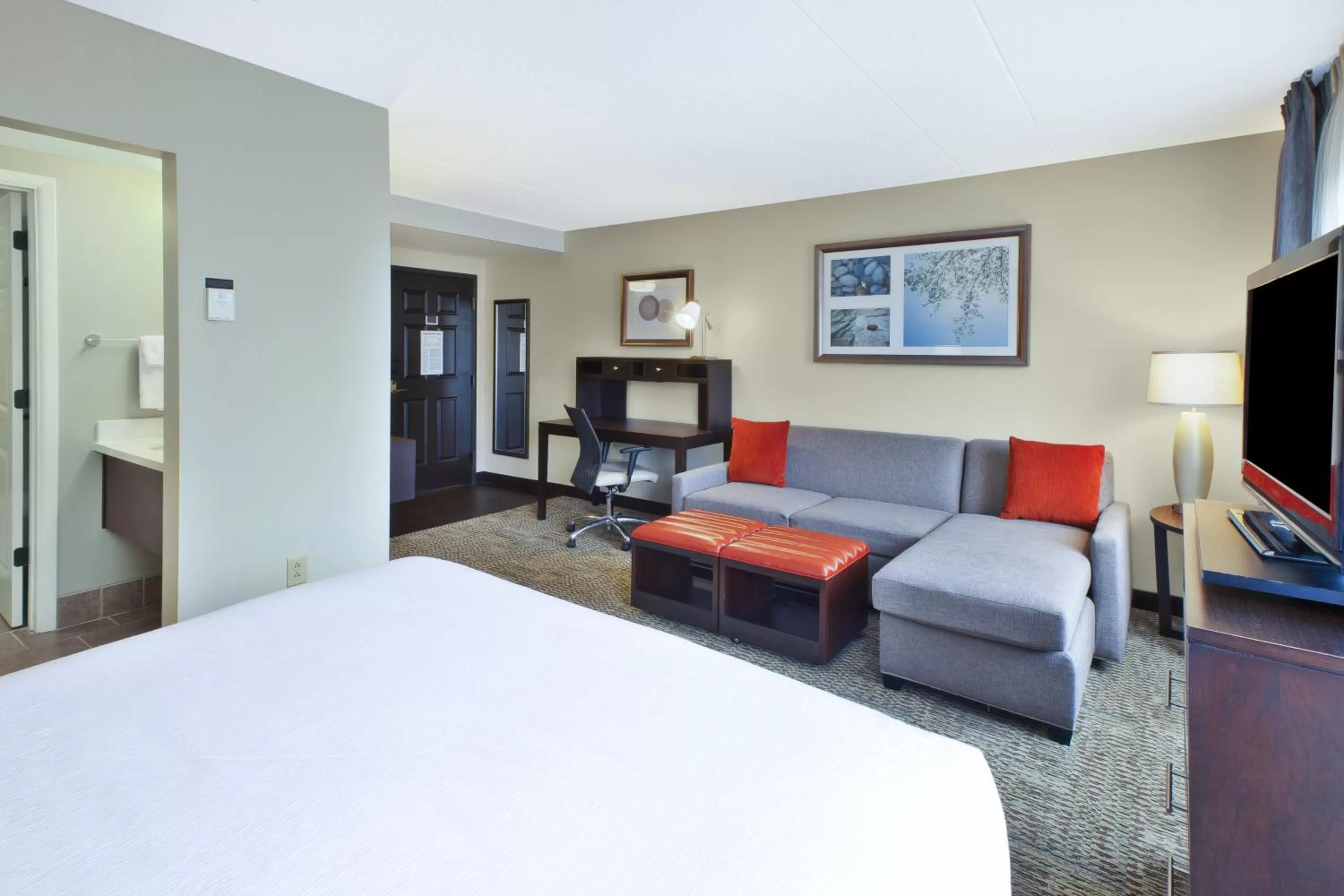 Photo of the whole room, Bed in Staybridge Suites Cleveland Mayfield Heights Beachwood by IHG