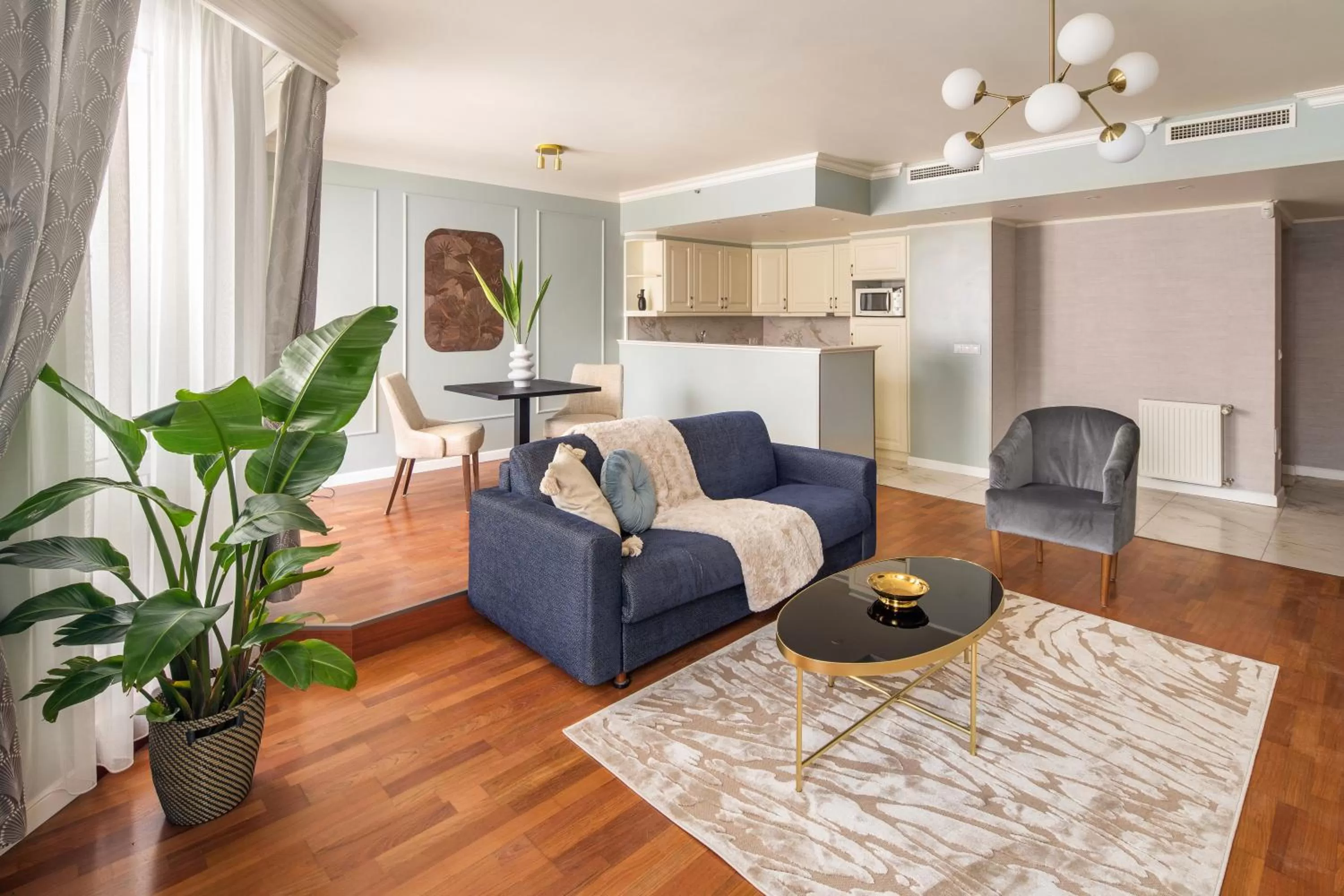 Living room in Queen's Court Hotel & Residence