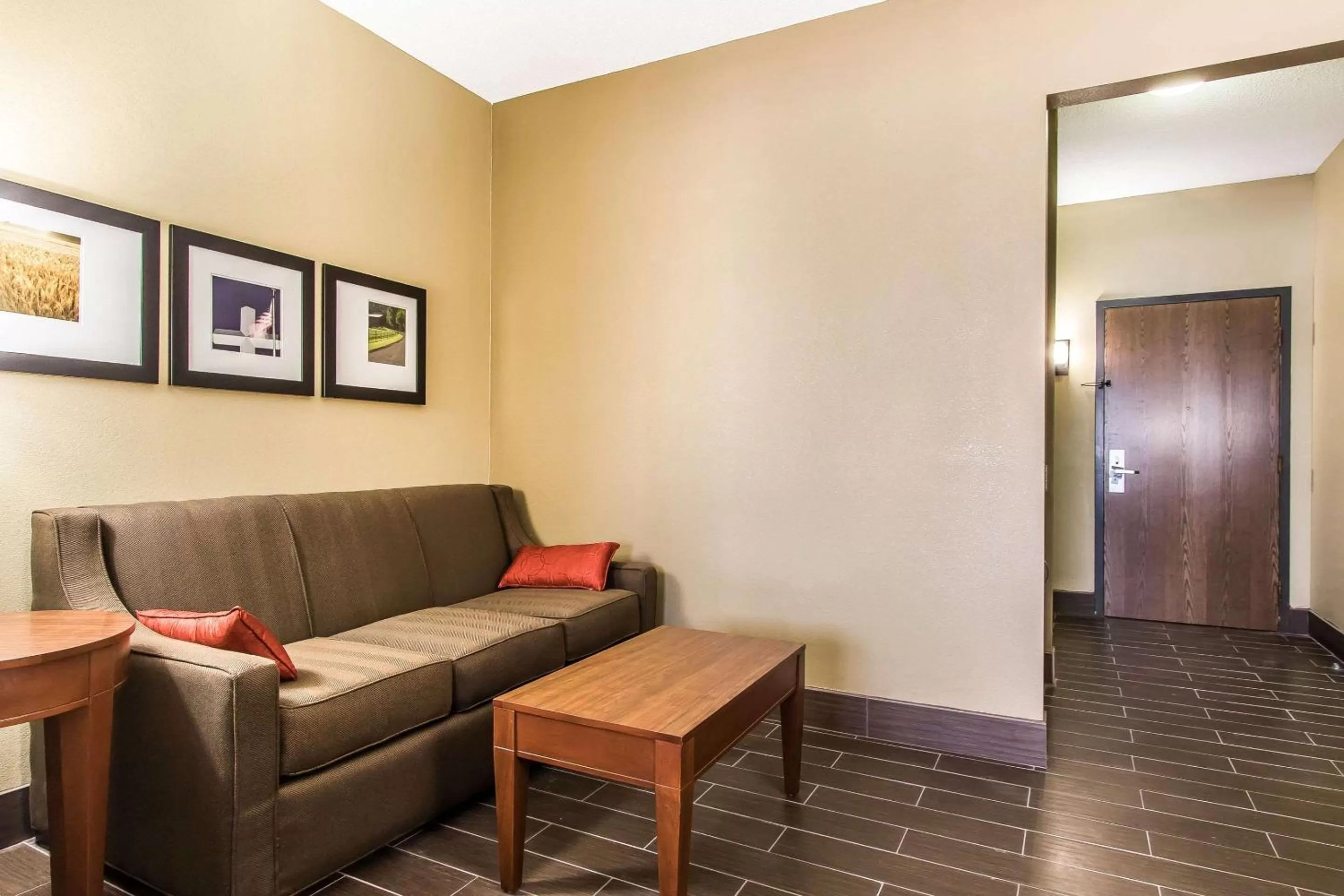 Photo of the whole room in Comfort Suites Effingham Central