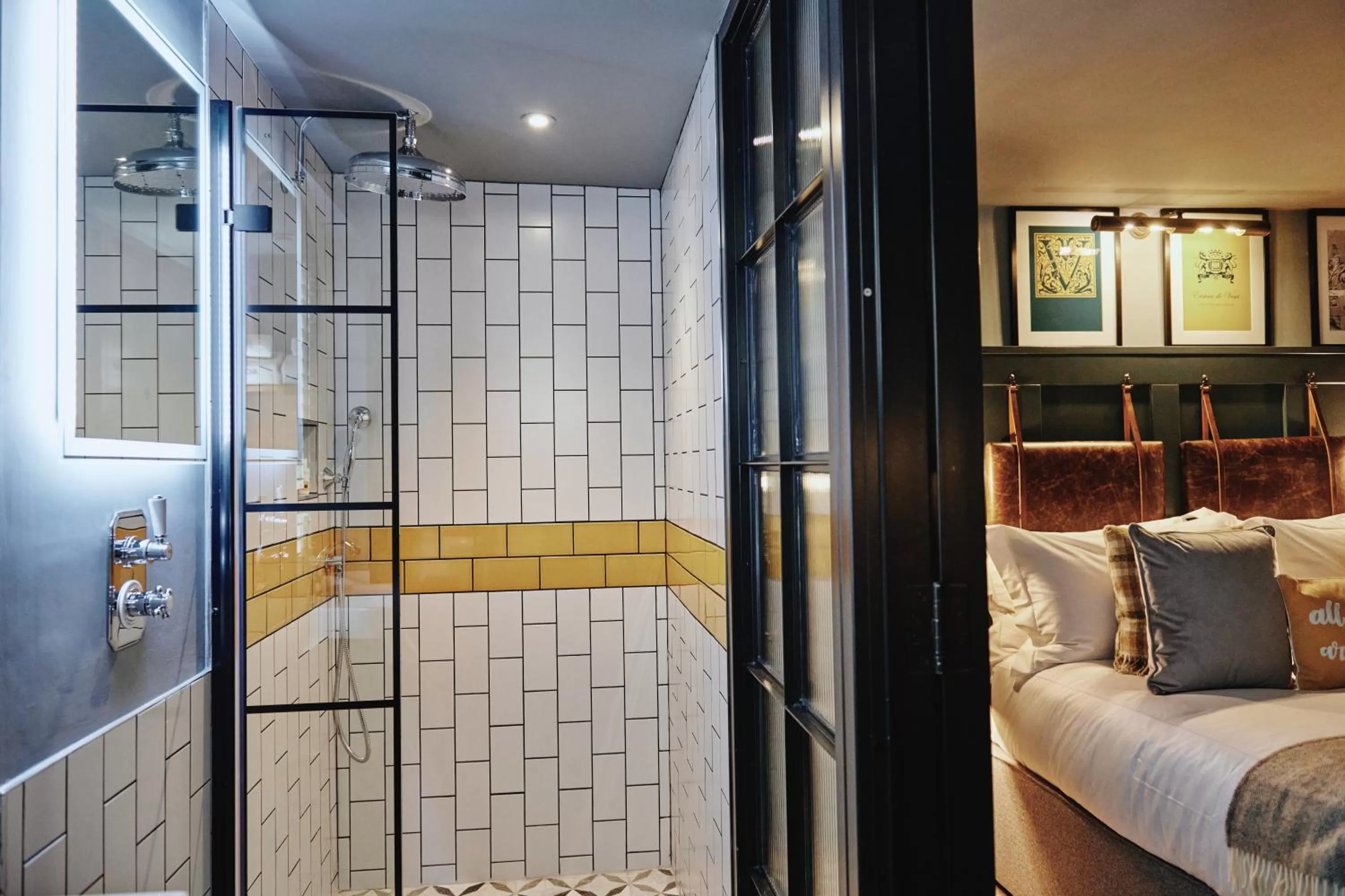 Bathroom, Bed in Kings Arms - Egham-Windsor