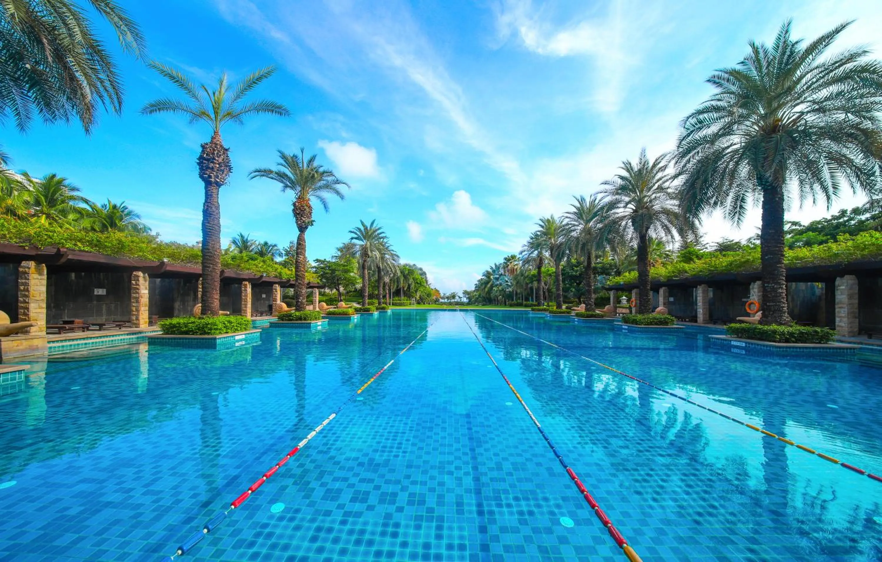 Swimming pool in Howard Johnson Resort Sanya Bay