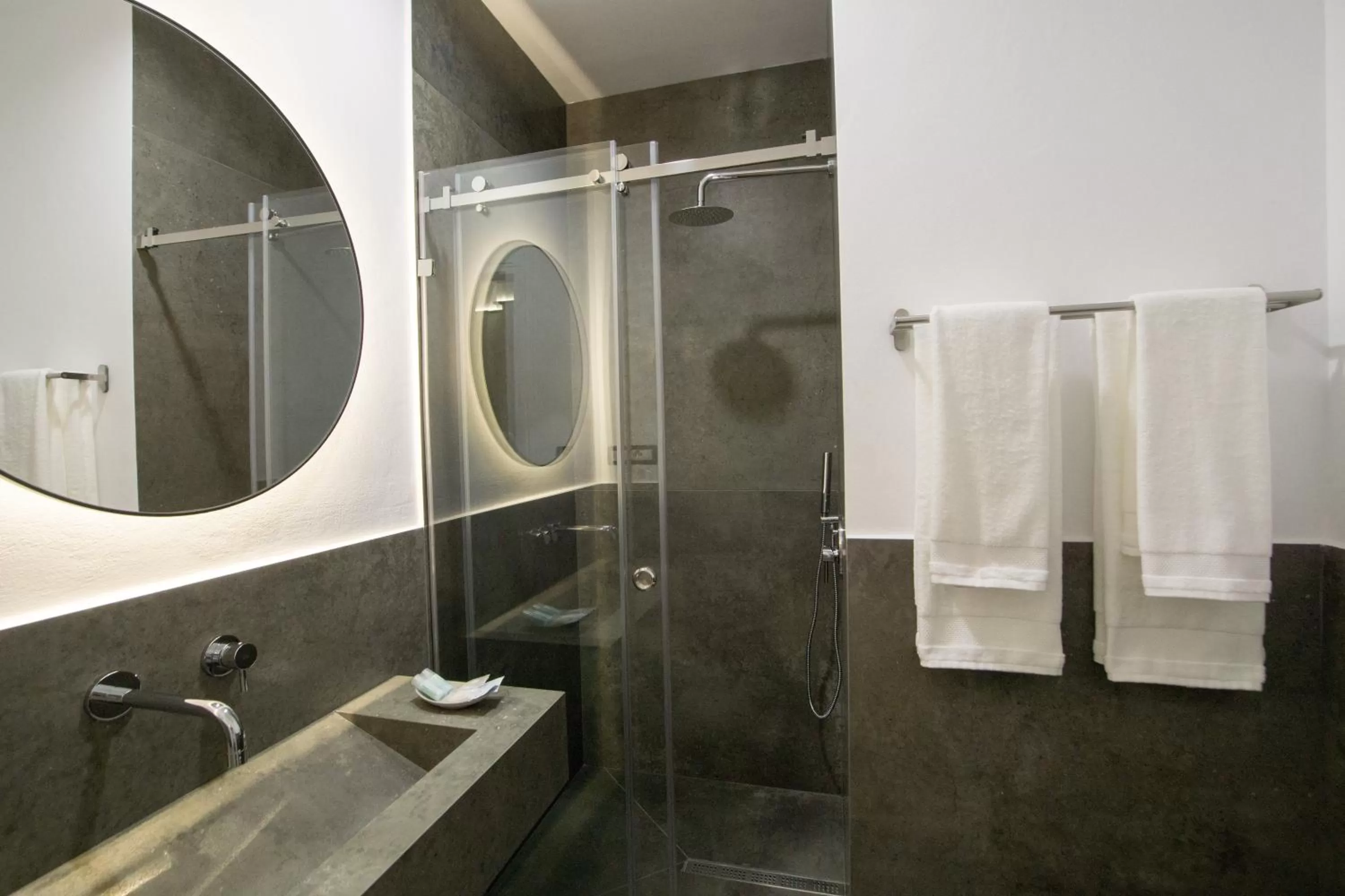 Shower, Bathroom in Destil B&B