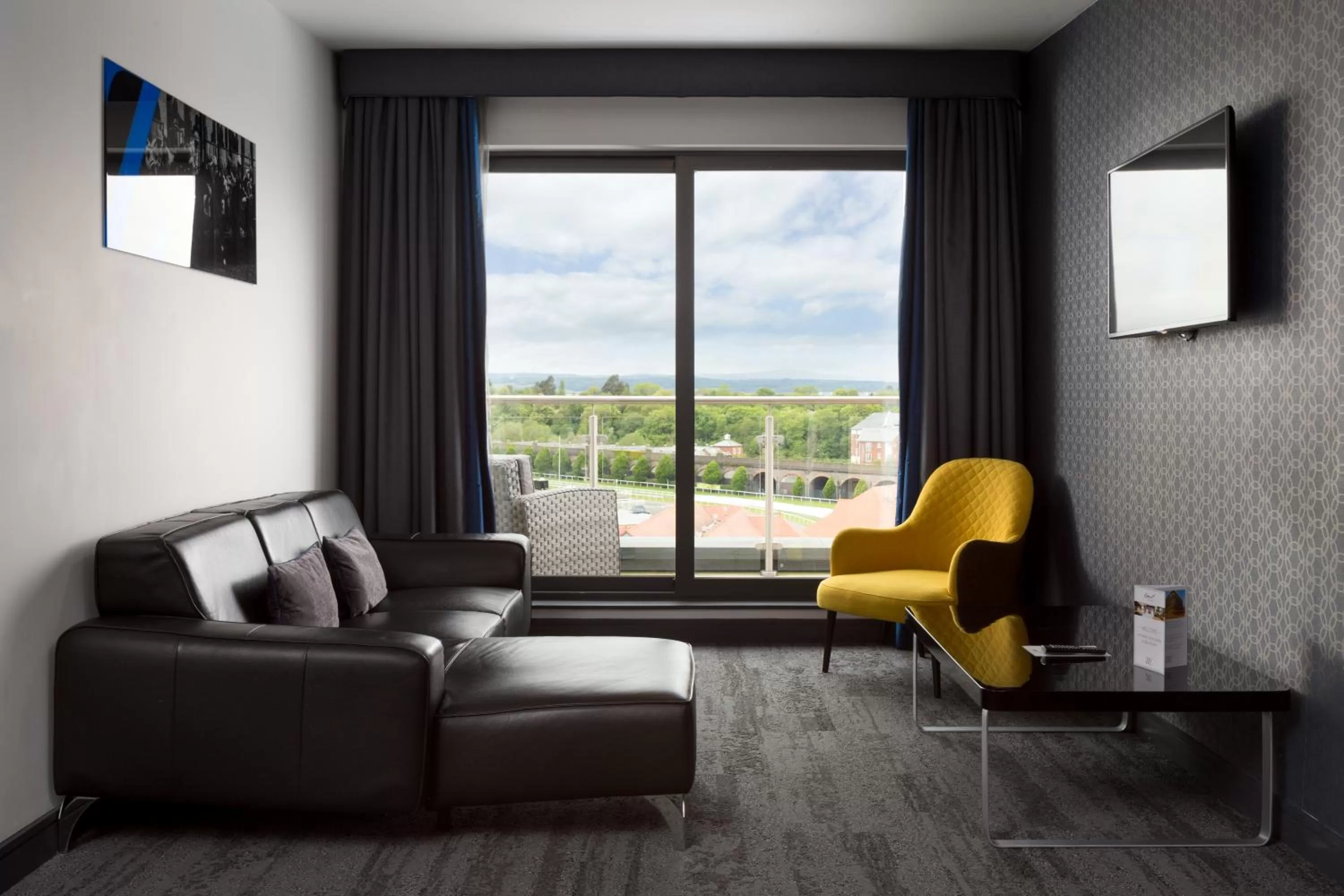 Living room in Roomzzz Chester City