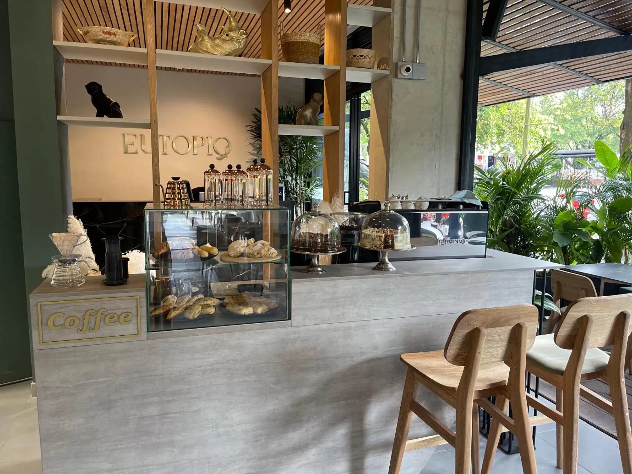 Restaurant/places to eat in Eutopiq Hotel