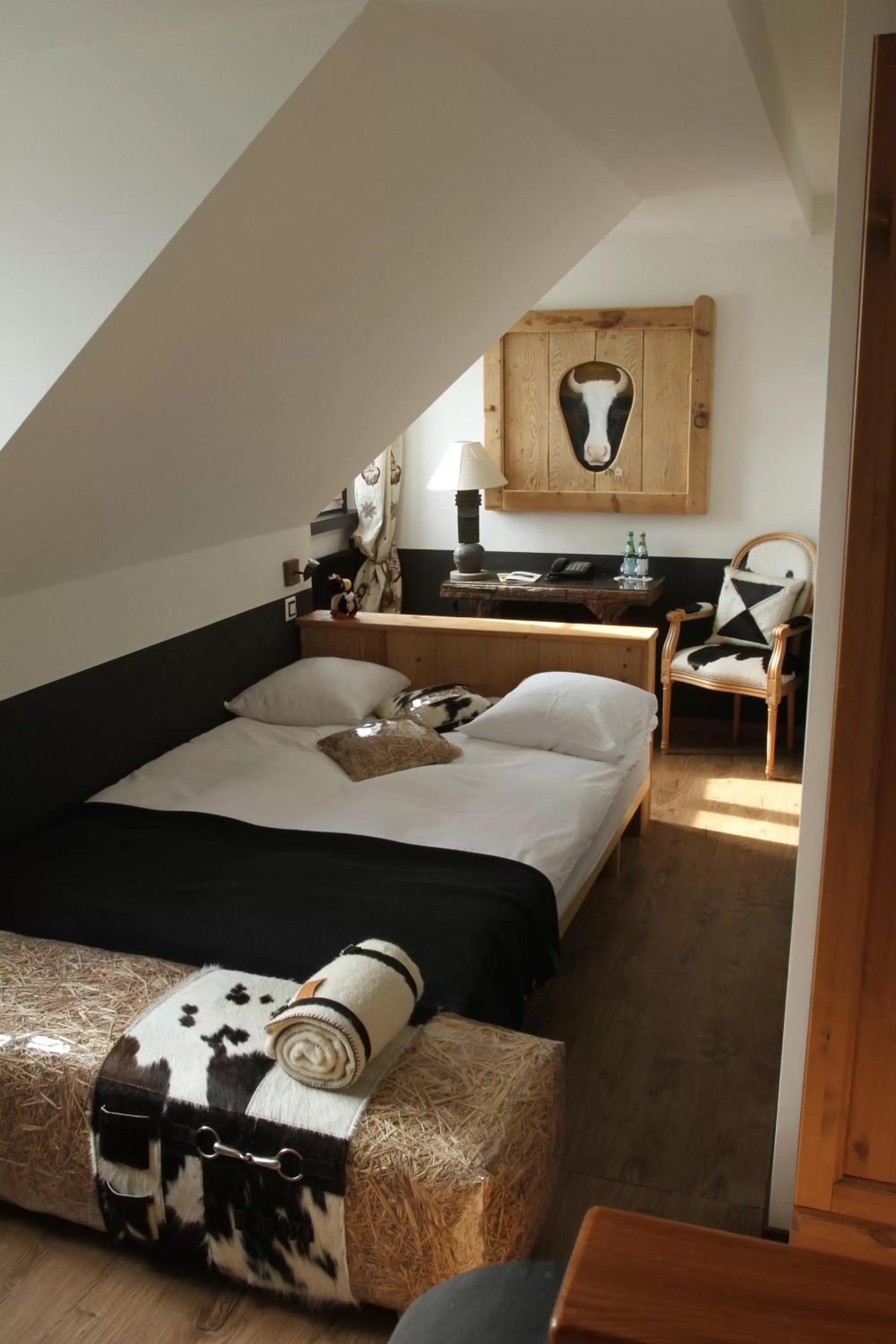 Photo of the whole room, Bed in Hostellerie de Genève