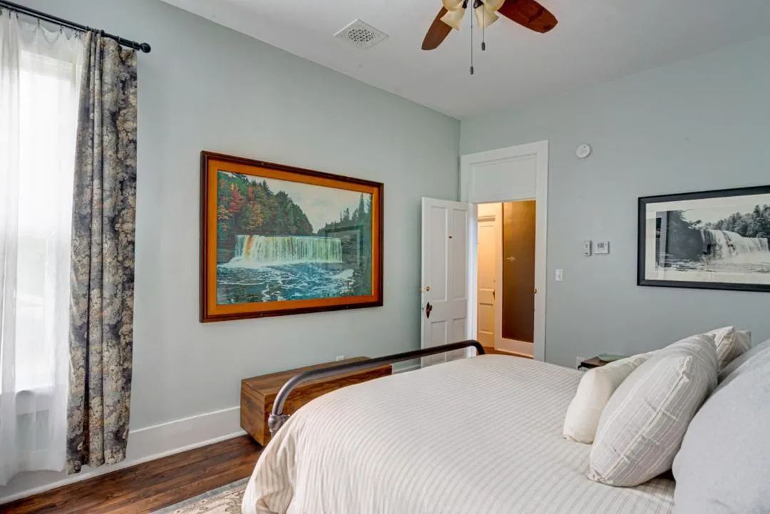 Bed in Historic Birch Lodge and Motel