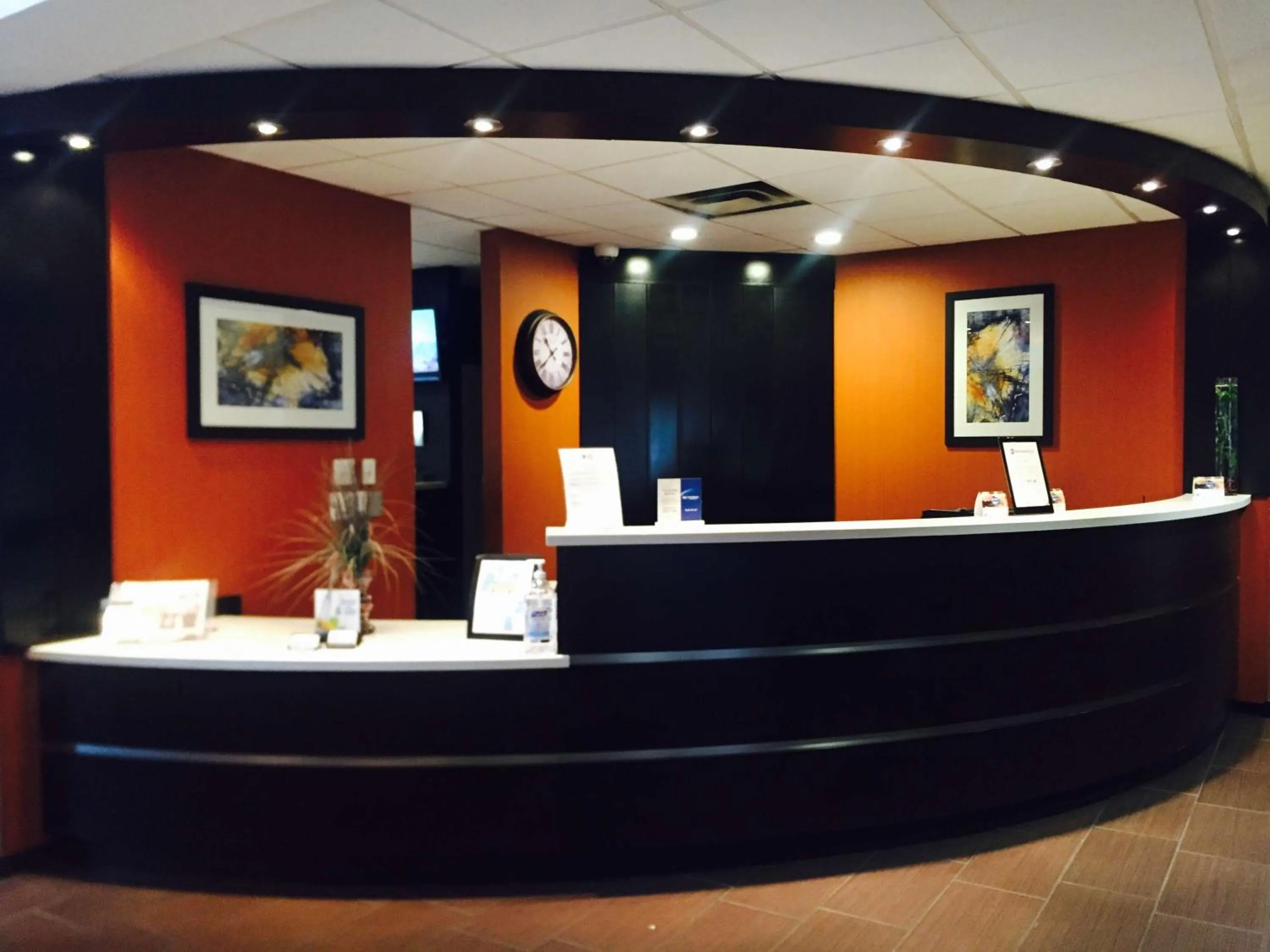 Lobby or reception in Hotel d'Lins Ontario Airport