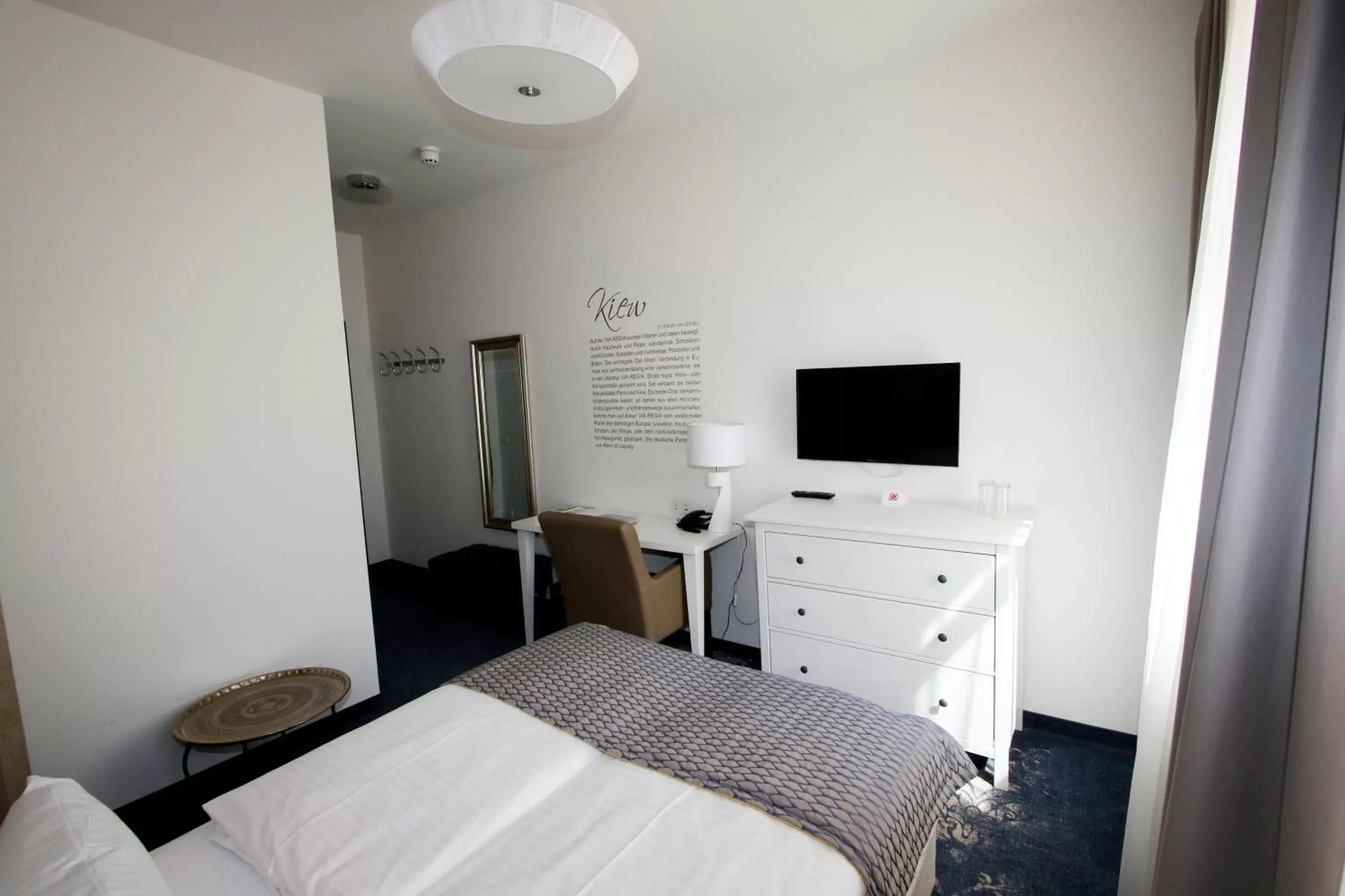 Small Standard Queen Room ( 1.40 x 6.6 ft) - single occupancy in Hotel Via Regia - VIAs-Hotels Small Standard Queen Room ( 1.40 x 6.6 ft) - single occupancy in Hotel Via Regia - VIAs-Hotels