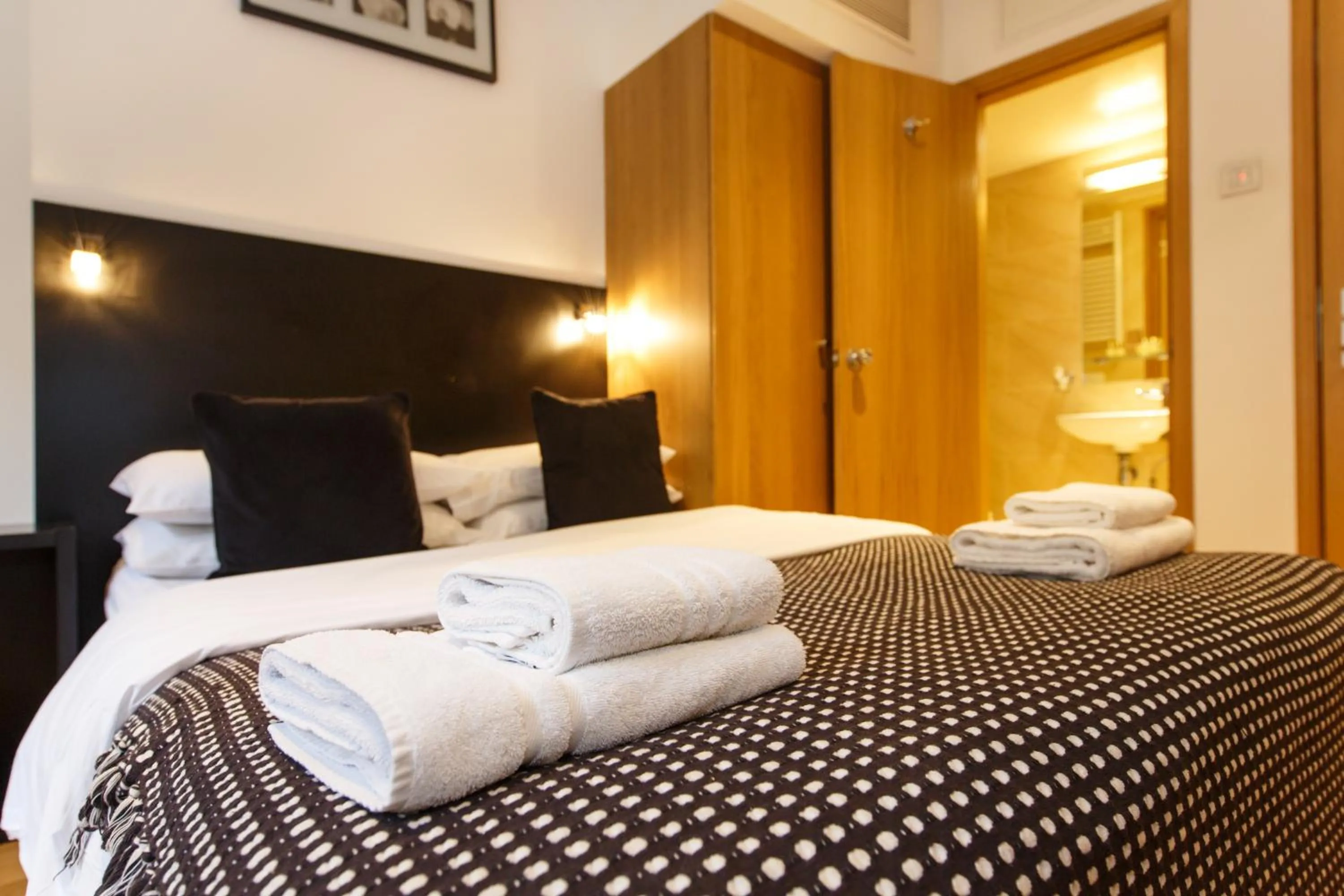 Bedroom, Bed in Studios2Let